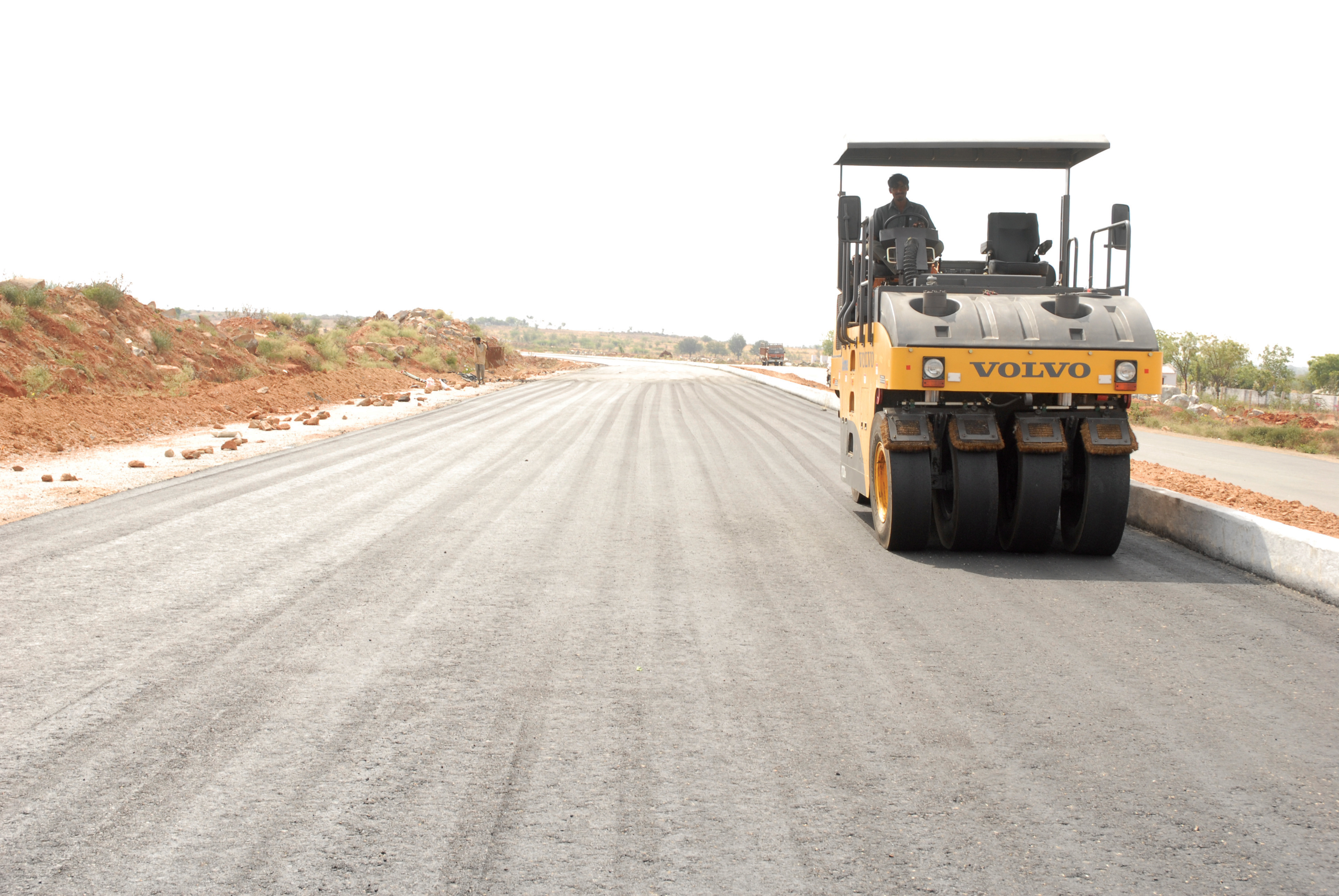MSK Projects (India), in joint venture with Chetak Enterprises and BSBK, has a big fleet of Volvo equipment and is carrying out upgrading to four lanes of the Bhopal-Dewas road project in Madhya Pradesh Volvo compactor