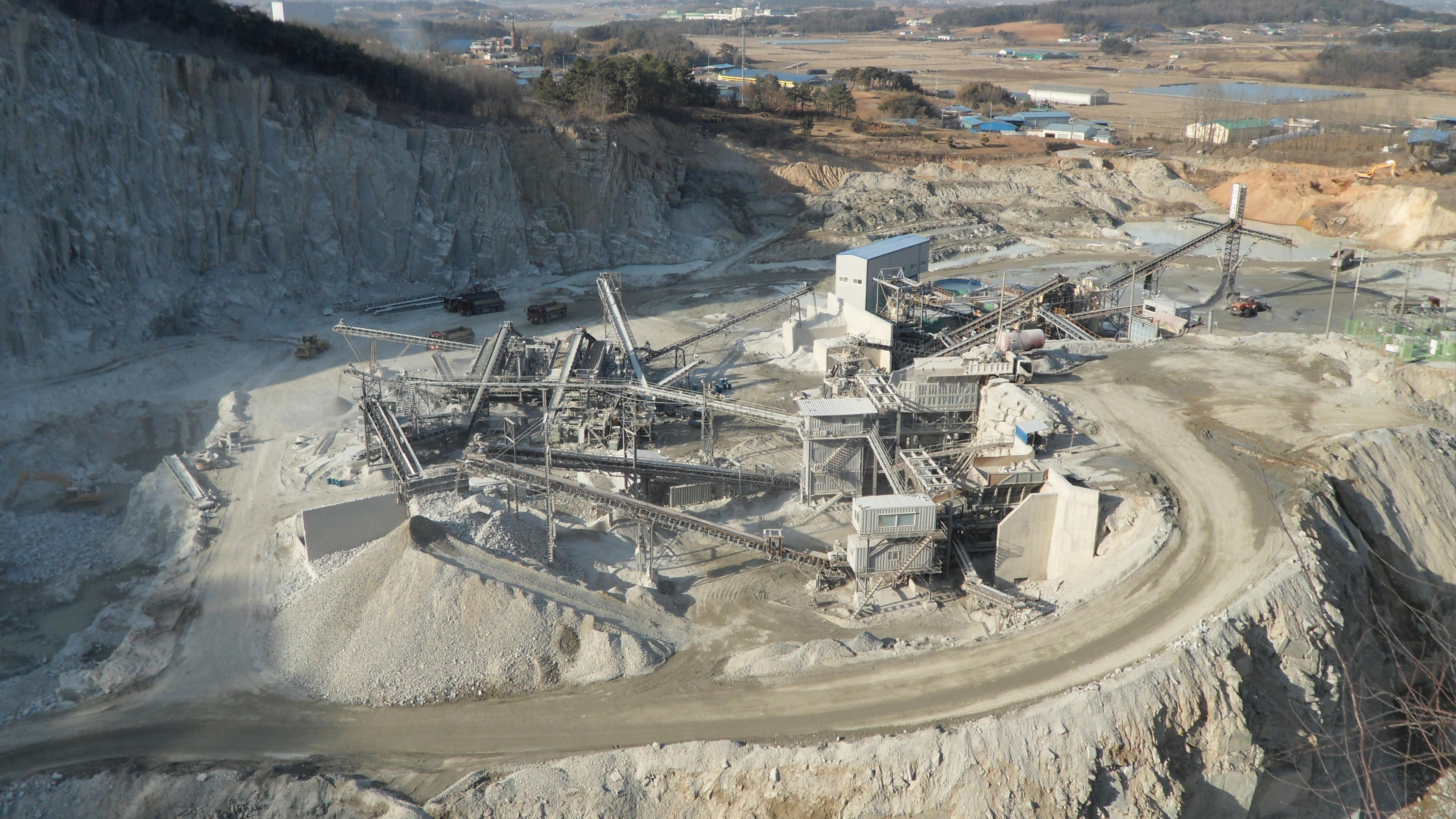 Sandvik-supplied aggregate plant is processing granite at Doowon Development Company’s Jungeub quarry in JeonRa Province, South Korea aggregate plant at Jungeub quarry, South Korea