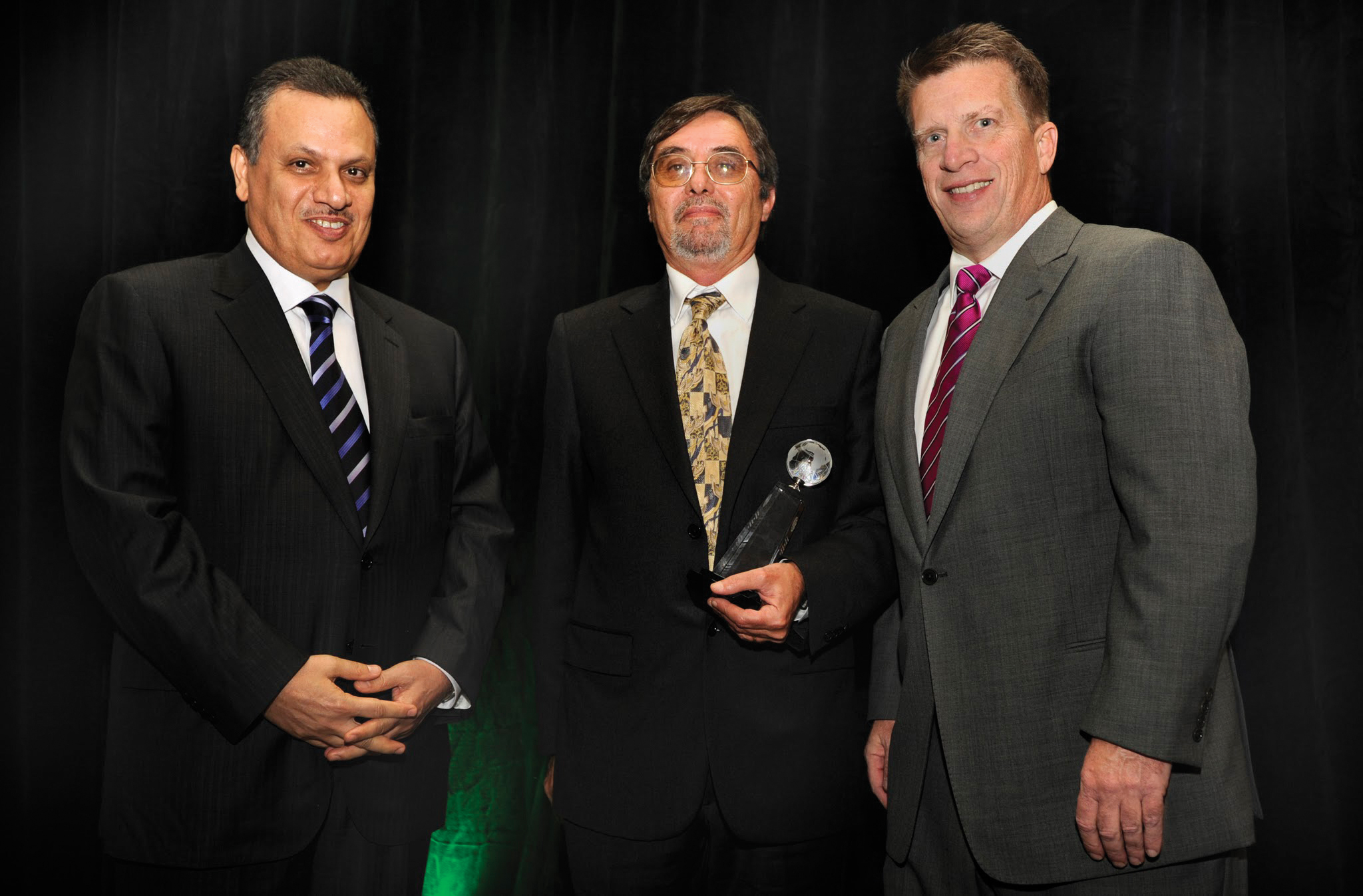 Exergia Engineer Pedro Malho receives the award from IRF Chairman Abdullah Al-Mogbel WH Apr P22 3
