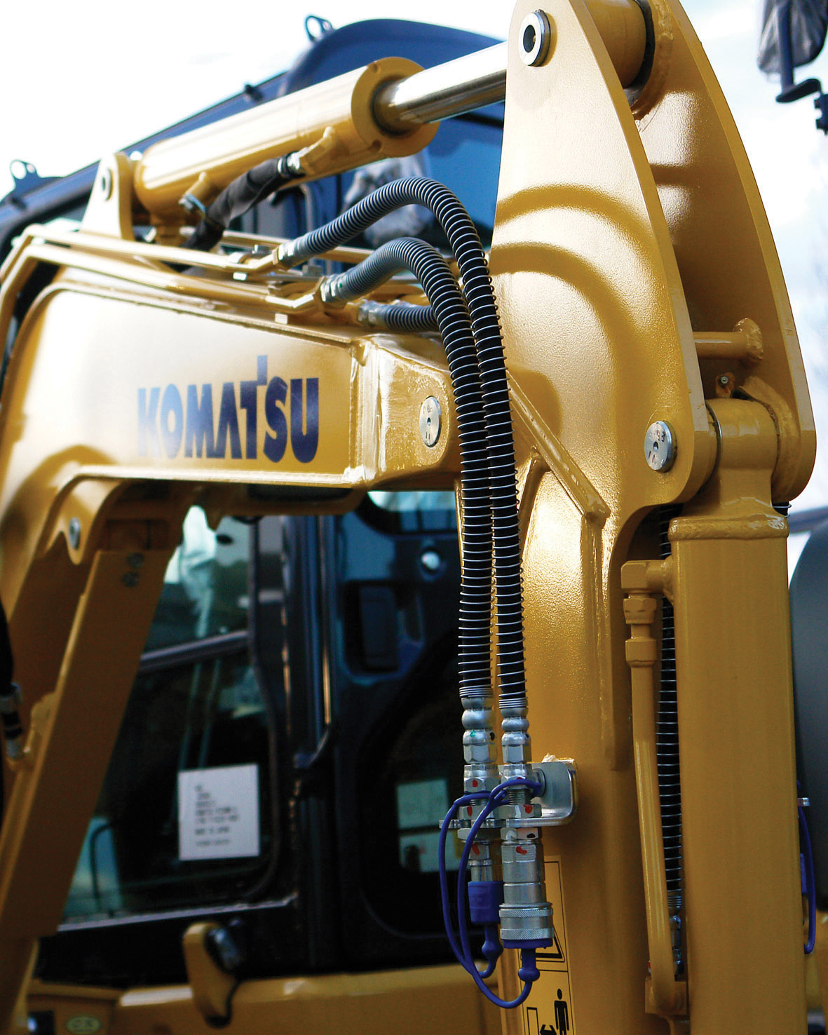 Komatsu now o¬ffers a factory-fitted double auxiliary circuit on its MR-3 mini-excavators
Komatsu now o¬ffers a factory-fitted double auxiliary circuit on its MR-3 mini-excavators