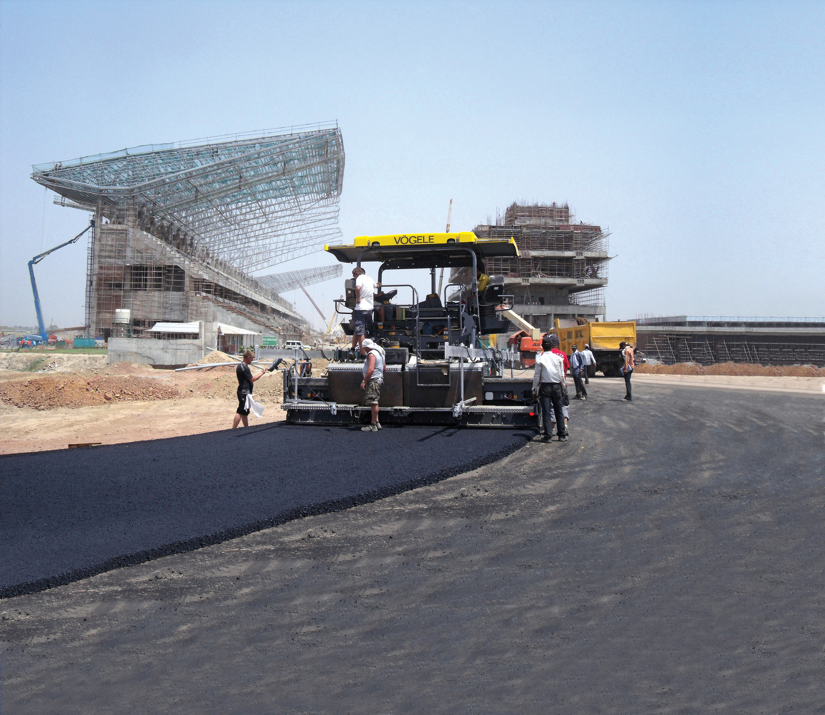 Working with four Super 1800-2 pavers, the Vögele team helped construct the Buddh International Circuit. Voegele paver working at Buddh International Circuit