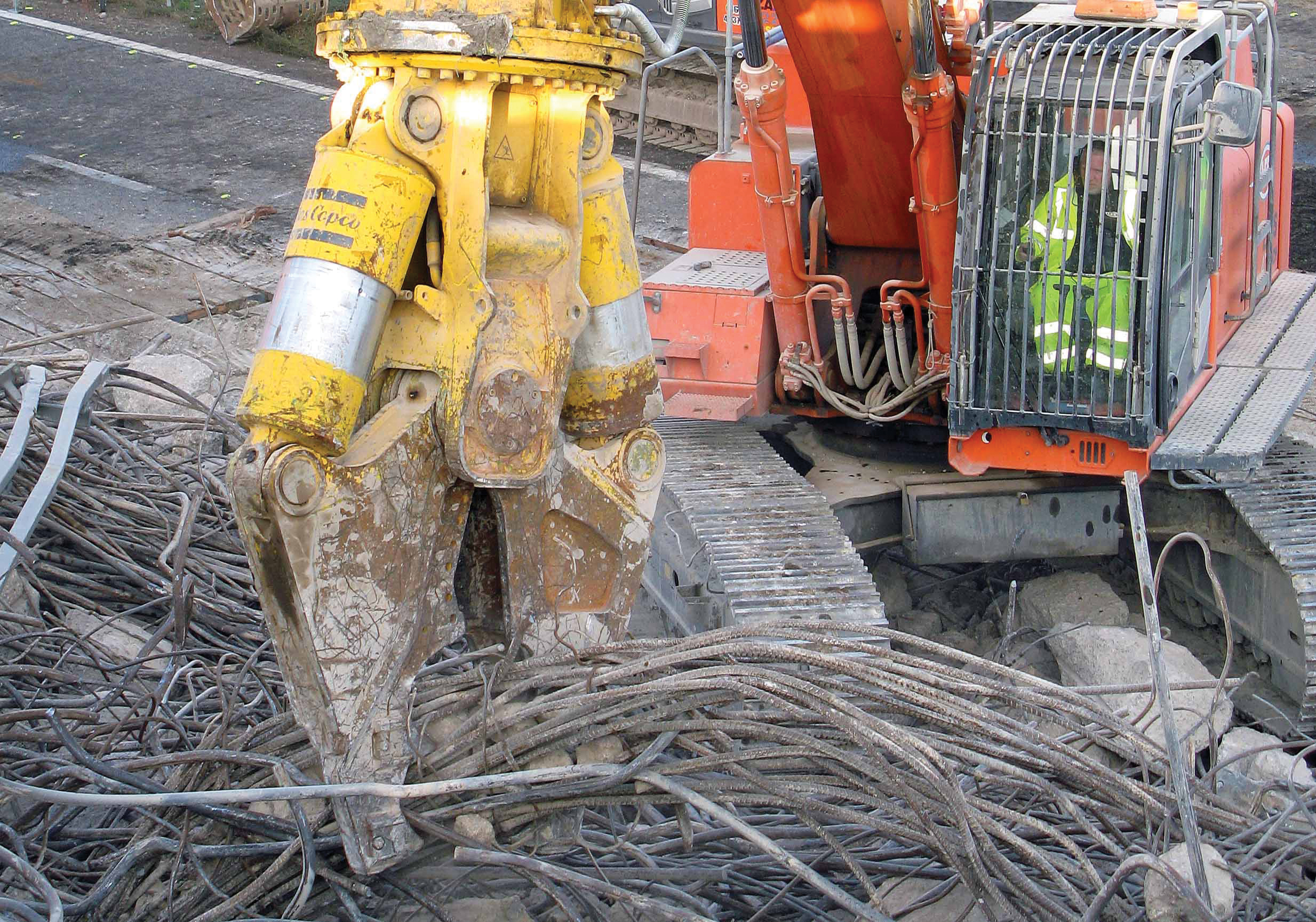The CC 6000 is said to combine high breaking force with a short opening and closing time. This enables very high productivity to be achieved, especially as material can often be broken with one bite instead of the two bites required by other tools CC 6000