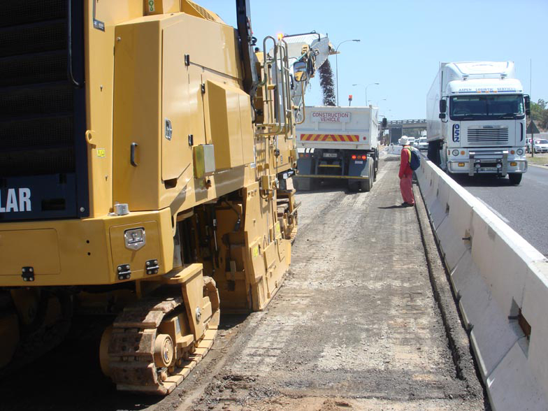 The Cat PM200 was utilised to remove the existing layers of asphalt, achieving a cutting depth of up to 10cm on one pass Cat PM200