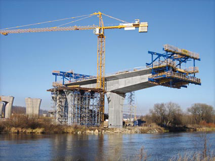 Main contractor Skanska is forming the two pre-stressed decks of the Vltava Bridge near Prague using the modularly designed Doka cantilever forming traveller (CFT) WH Jun 09 P 37