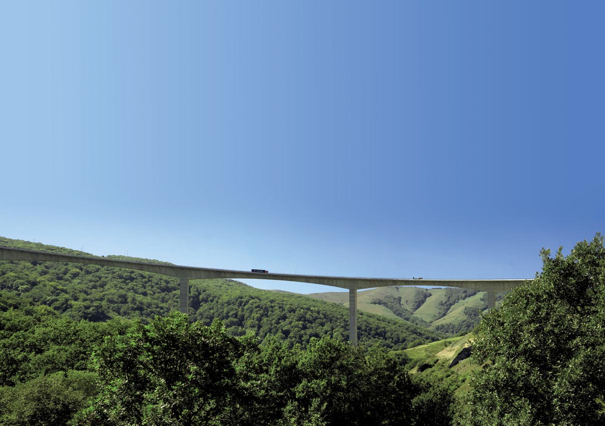 Transflex expansion joints from Trelleborg span the space between the decking and the abutments on viaducts, which form part of the A-67 highway in Spain. (Pic: Richard Surman/Trelleborg)
WH Jun 09 P e6 1