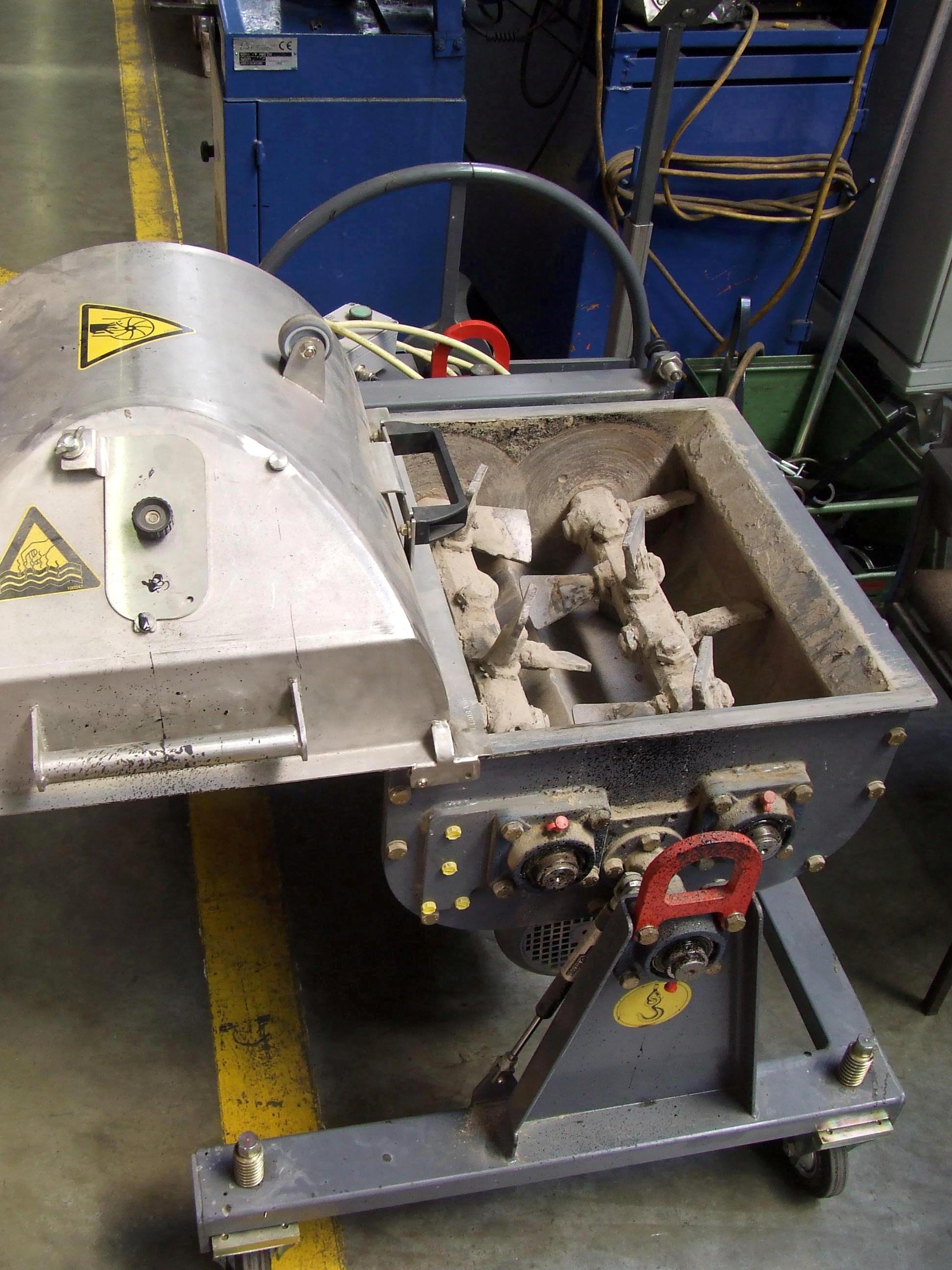 The WLM30 mill can be directly attached to the WLB10S foamed bitumen lab plant to produce test specimens
WH Oct 09 P 25 2