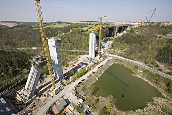 Inclined at 33° from the vertical, these upwardly widening twin piers are being erected using Doka formwork WH Oct 09 P e11 1
