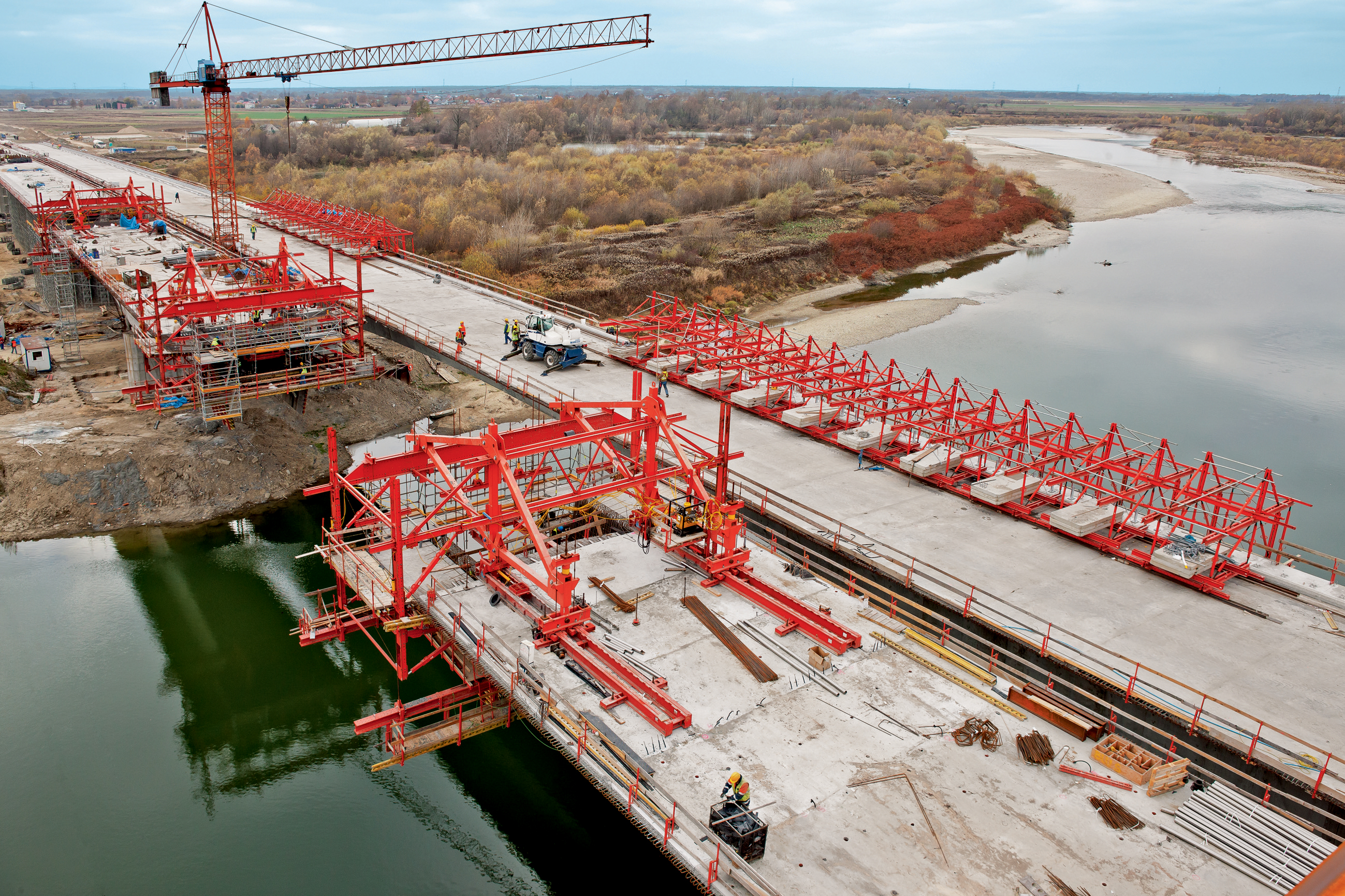 PERI’s new cantilevered construction equipment was used recently for the first time in Poland PERI’s new cantilevered construction equipment