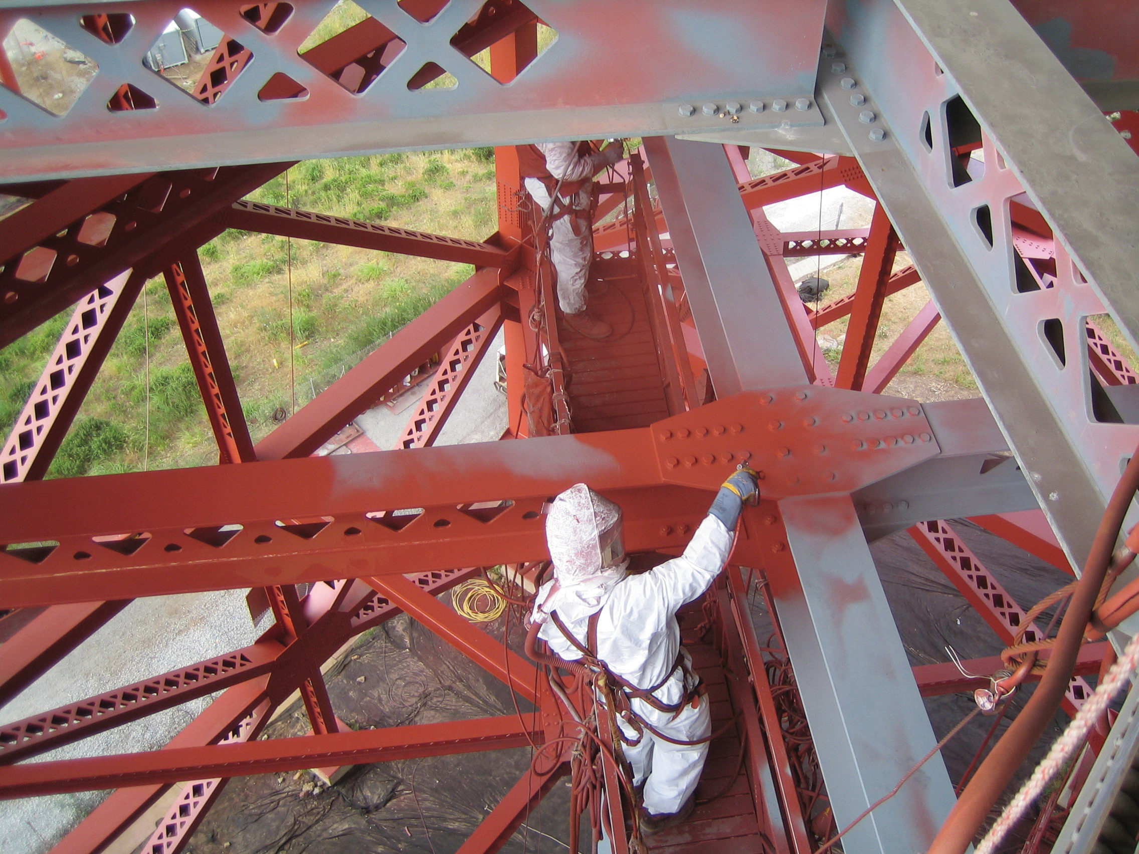 A team of painters continuously touch up the paintwork of the structure (Image courtesy of www.goldengate.org) Paintwork of structure