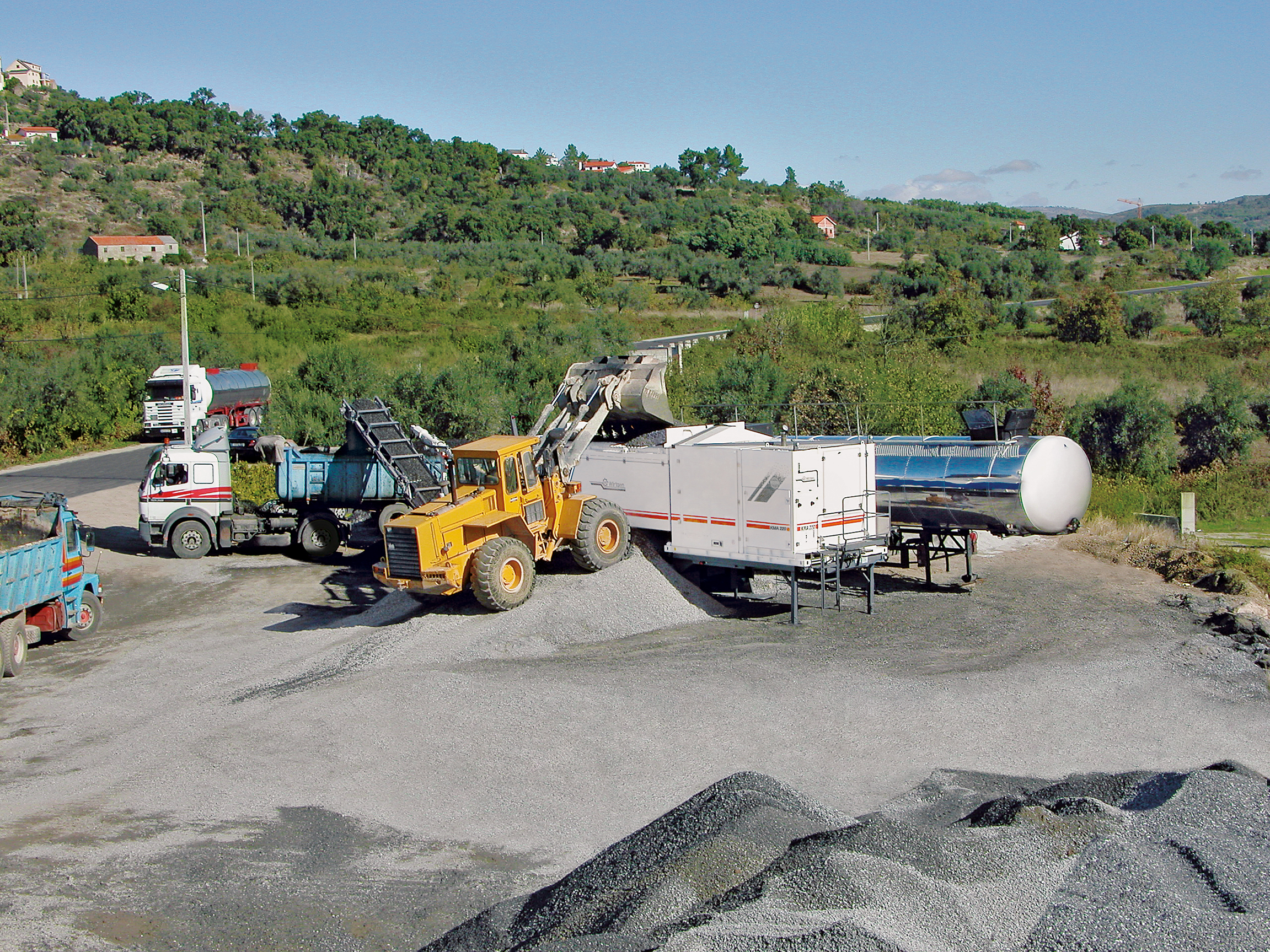 The Wirtgen KMA220 plant can be moved quickly from site to site and produces cold mix from an array of material types
Wirtgen KMA220