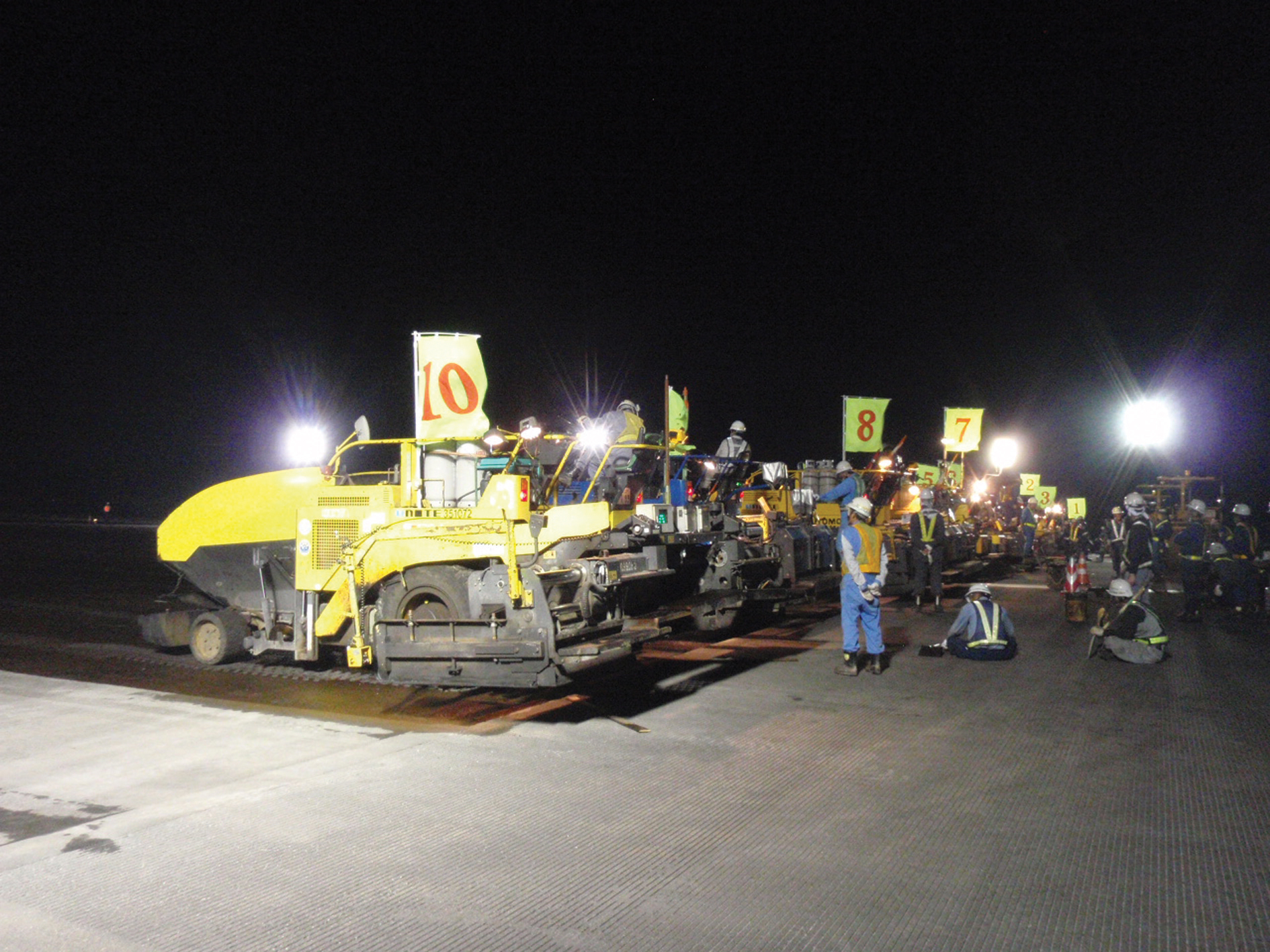 At Haneda airport 10 Sumitomo pavers were used simultaneously to lay the entire runway width and benefit from hot to hot joints for long surface life Haneda airport