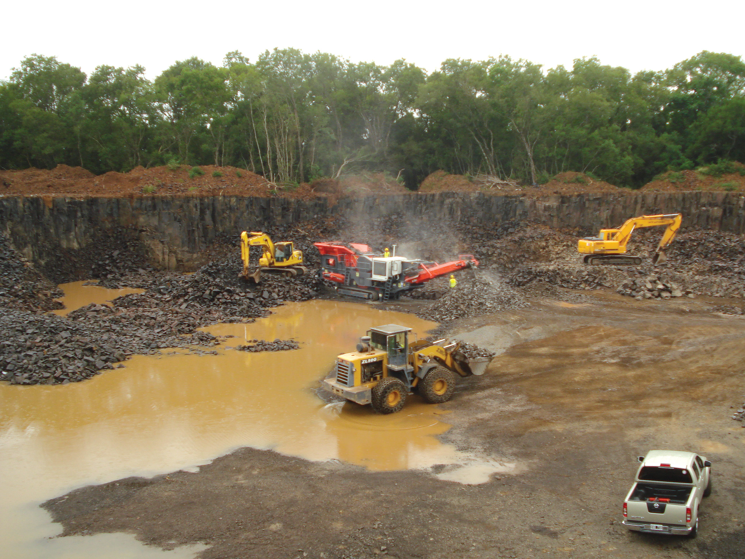 The Sandvik QJ341 mobile jaw crusher at the Caminos del Mercosur quarry
Sandvik QJ341 mobile jaw crusher