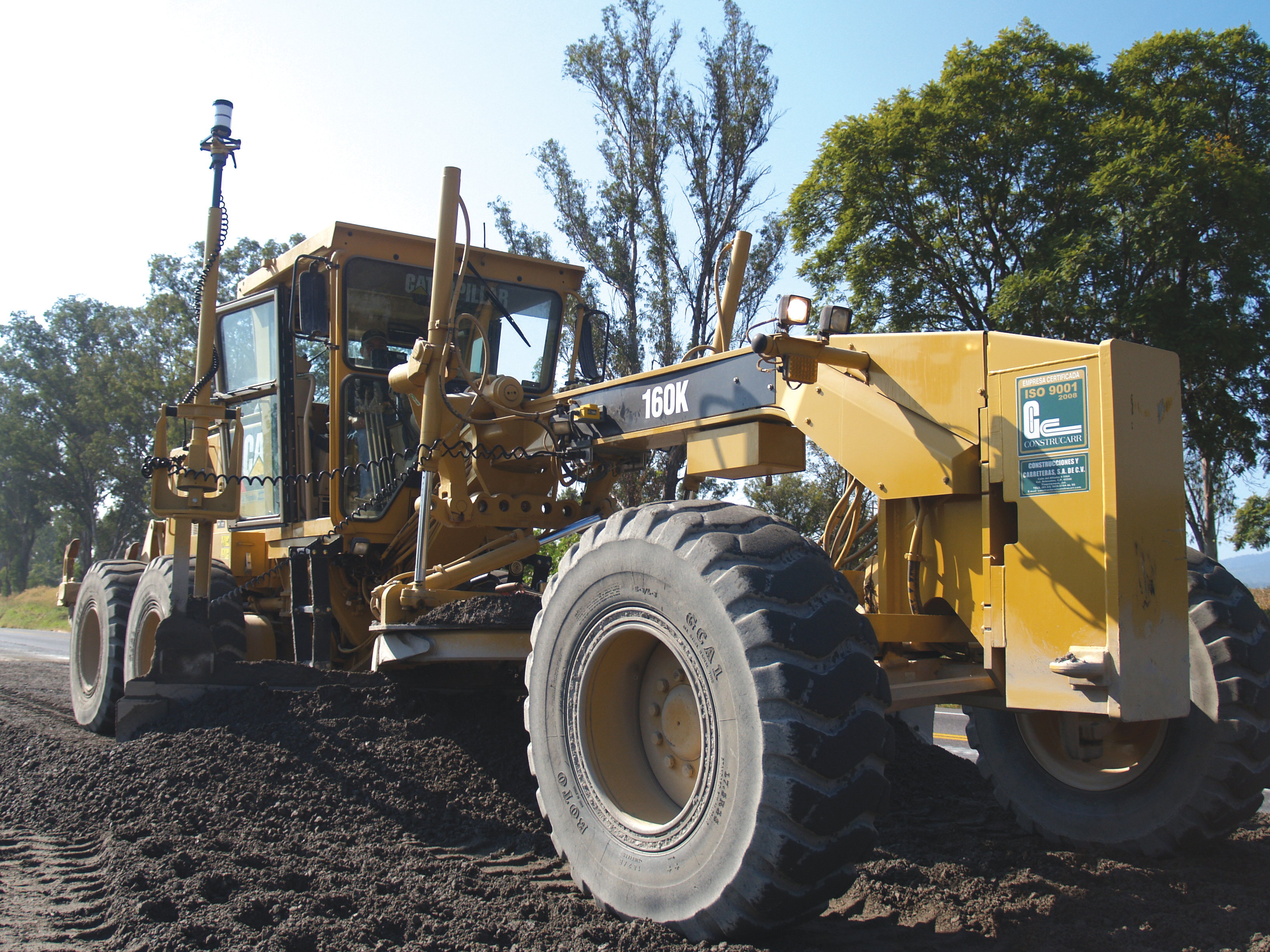 Mexican contractor Construcarr saved time and money by using Trimble machine guidance technology on its grades for a road project Trimble GCS900 3D driving through soil