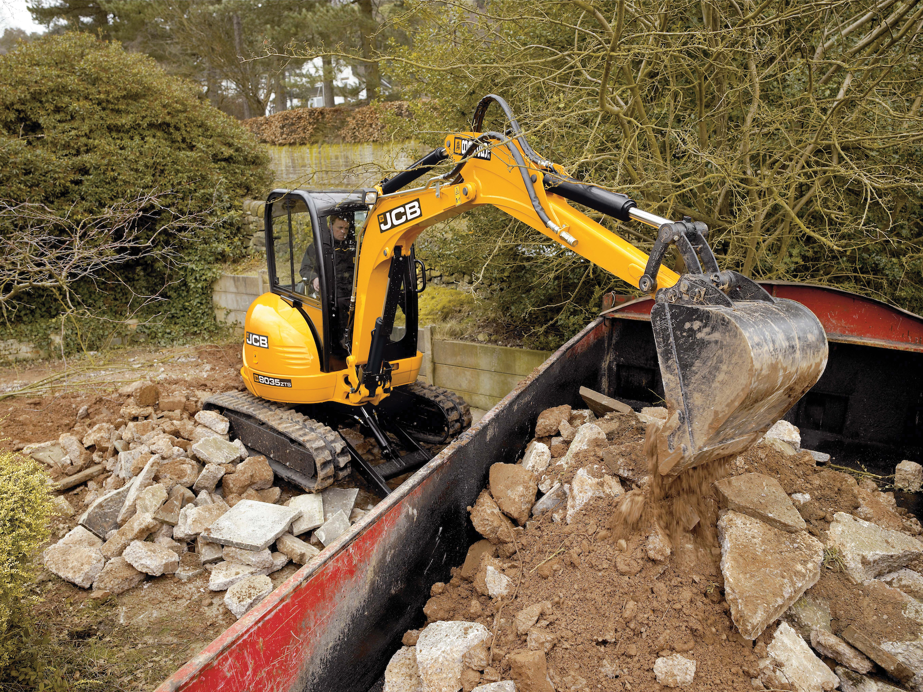 The fitting of the 3-star Thatcham-approved immobiliser on JCB 8025, 8030 and 8035ZTS models means the whole range of JCB mini and midi excavators has the security feature as standard
JCB moving aggregate