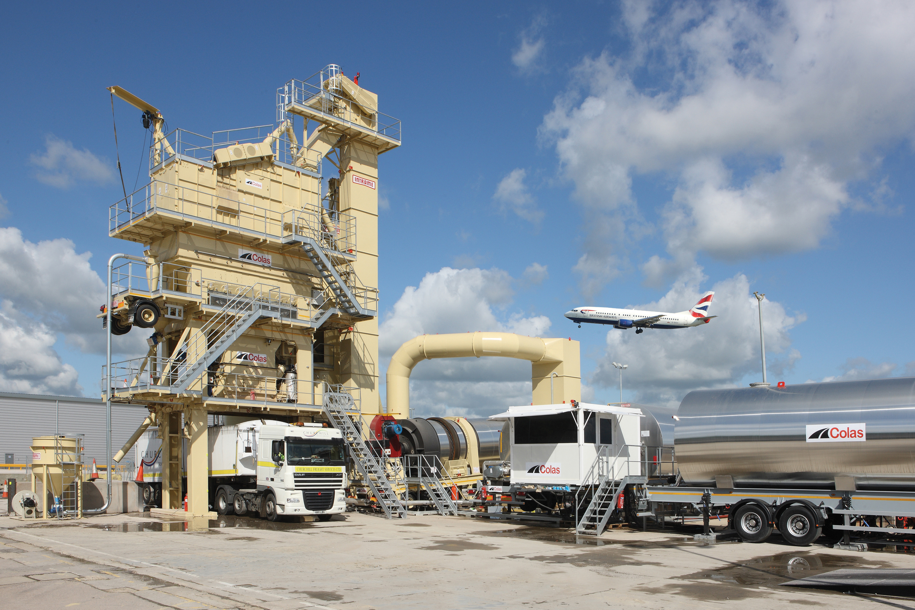 Intrame’s UM-280 asphalt plant at UK’s Gatwick Airport Intrame’s UM-280 asphalt plant