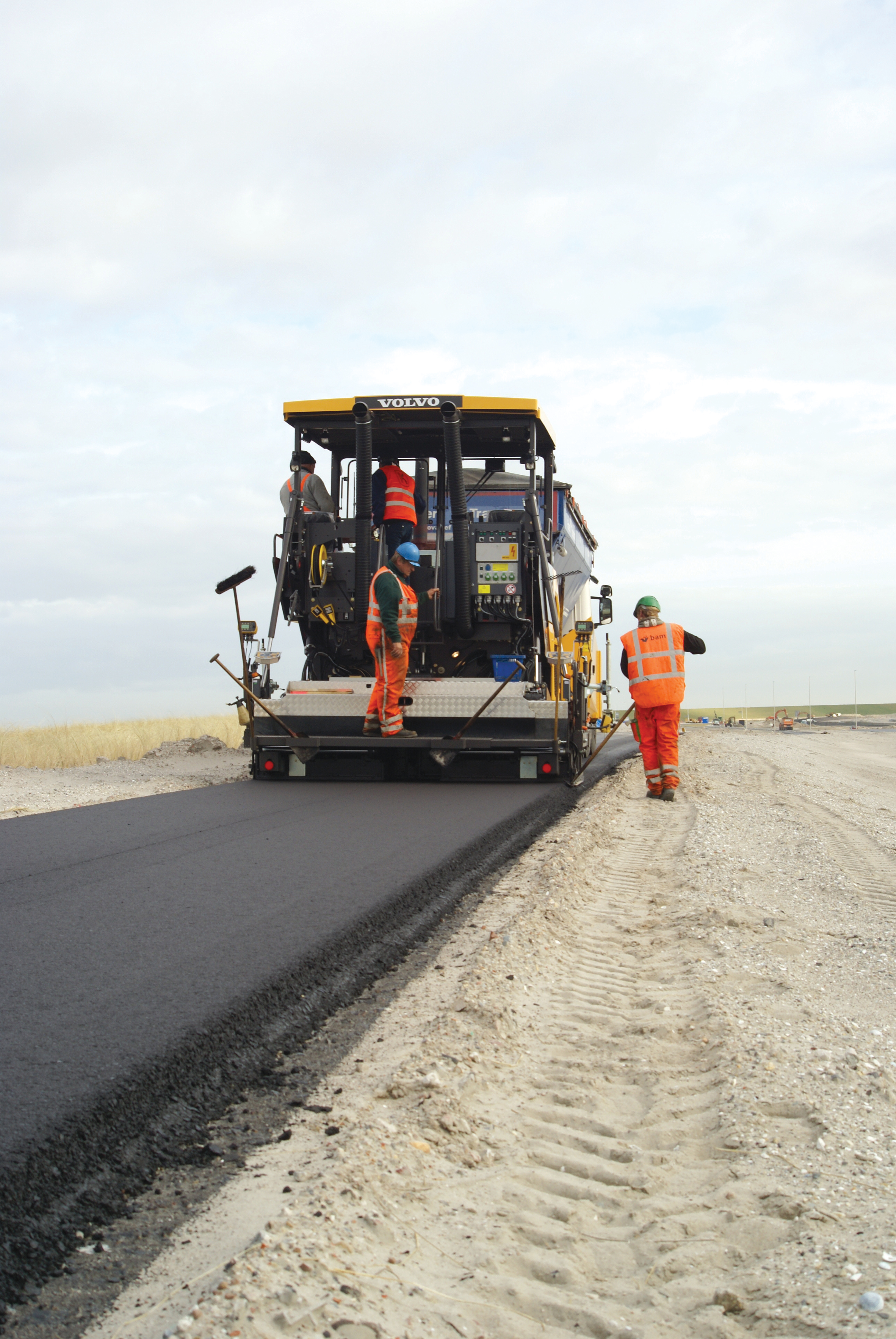 The Volvo P7820C ABG paver produces a smooth straight finish Volvo P7820C ABG paver