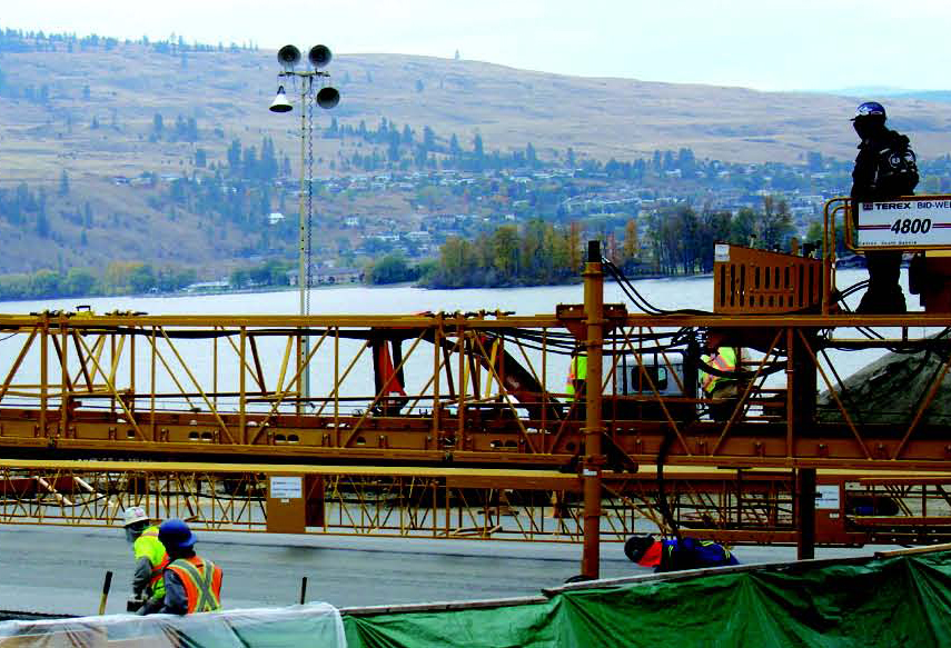 Camwood’s first solo deck paving job was complex – built with a 35° skew angle, crown measuring 4.8% and 1.8% at the skew, 21.94m long girders with an 8.89cm camber and 5% grade. Camwood’s first solo deck paving job