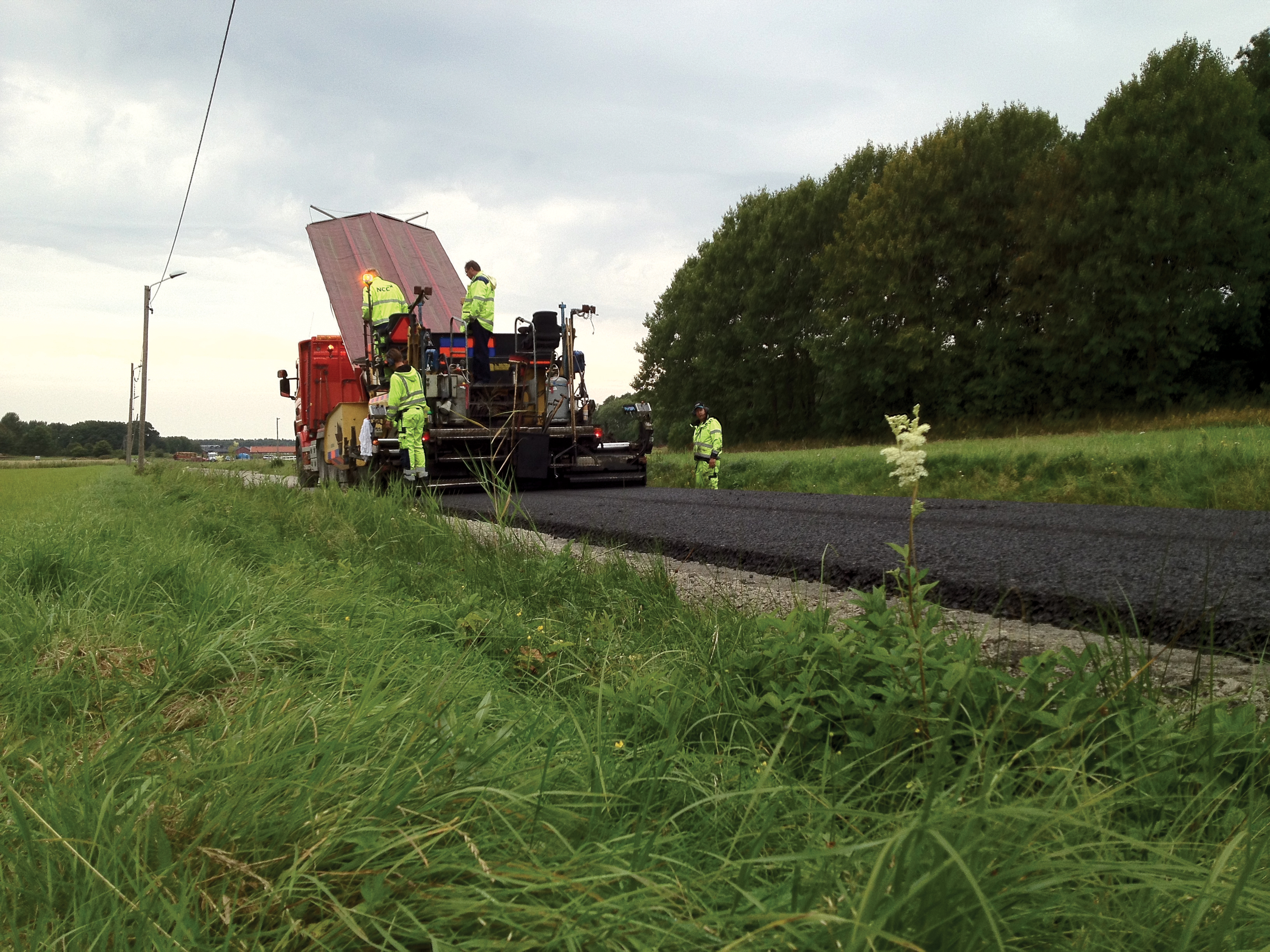 Cold future? Though the political will to reduce carbon emissions has faded away, Swedish contractors are pushing on with trials. Here, contractor NCC is laying base course for a direct comparison between hot mix and emulsion, using virgin aggregate NCC is laying base course for a direct comparison