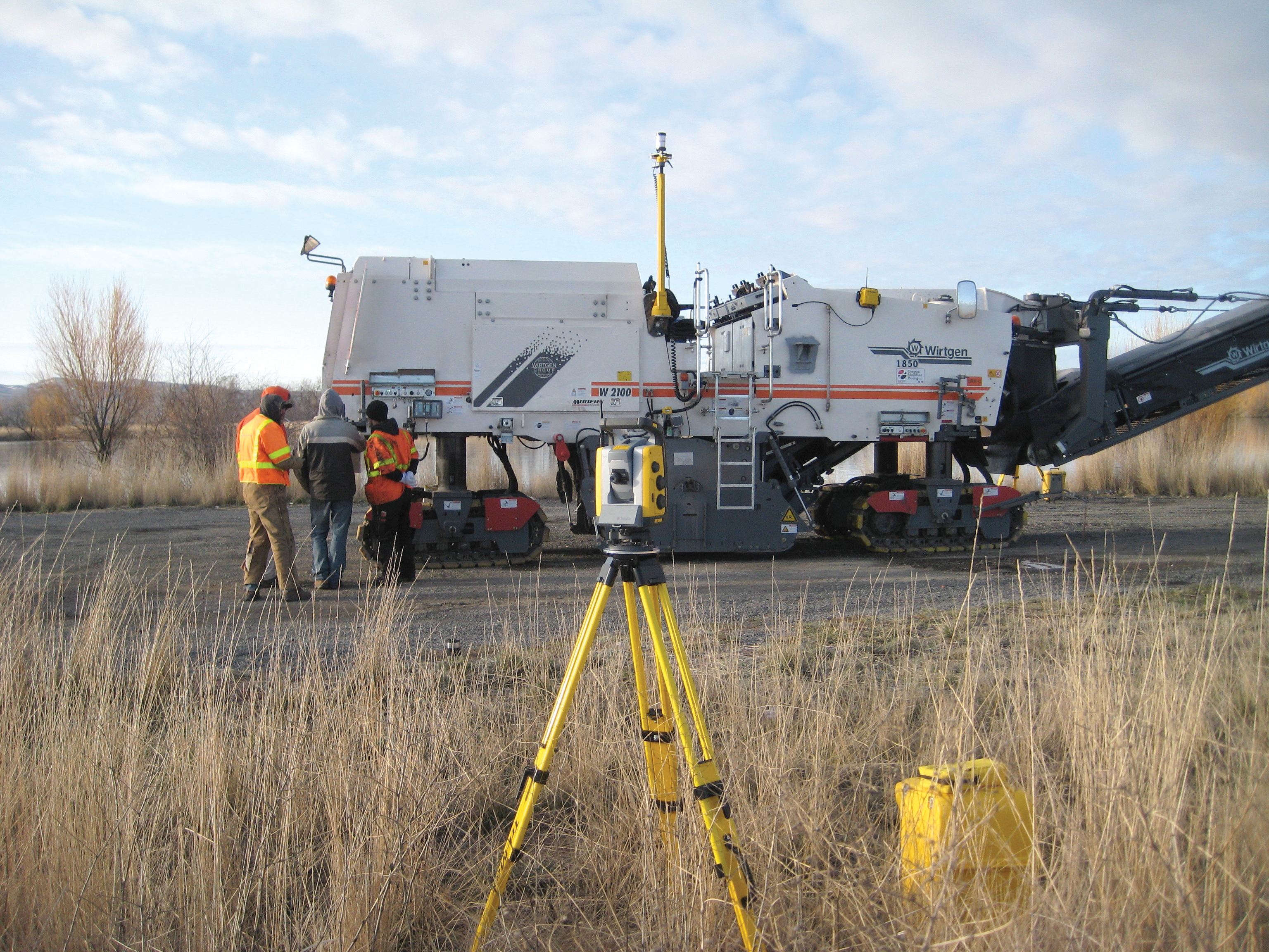 A milling machine mounted mast received the position signals from the Total Station GCS900 Grade Control System with a SPS930 Universal Total Station