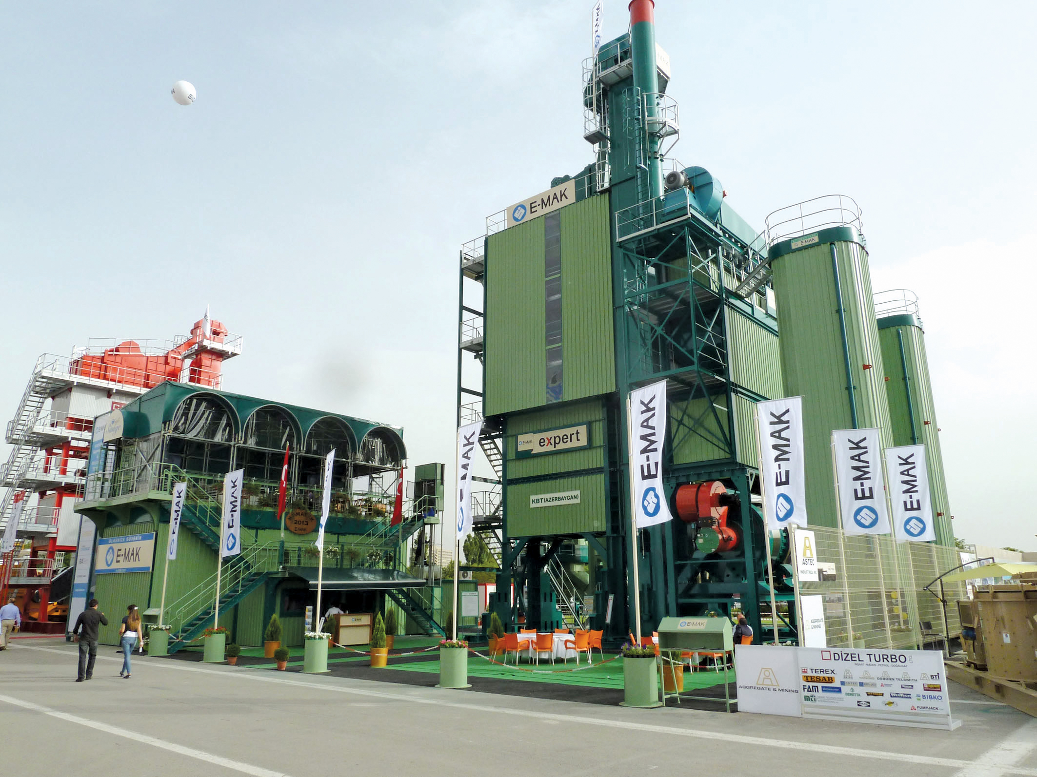 E-Mak says that its patented hot recycling system saves energy and ensures that the valuable bitumen is not damaged E-Mak hot recycling system saves energy