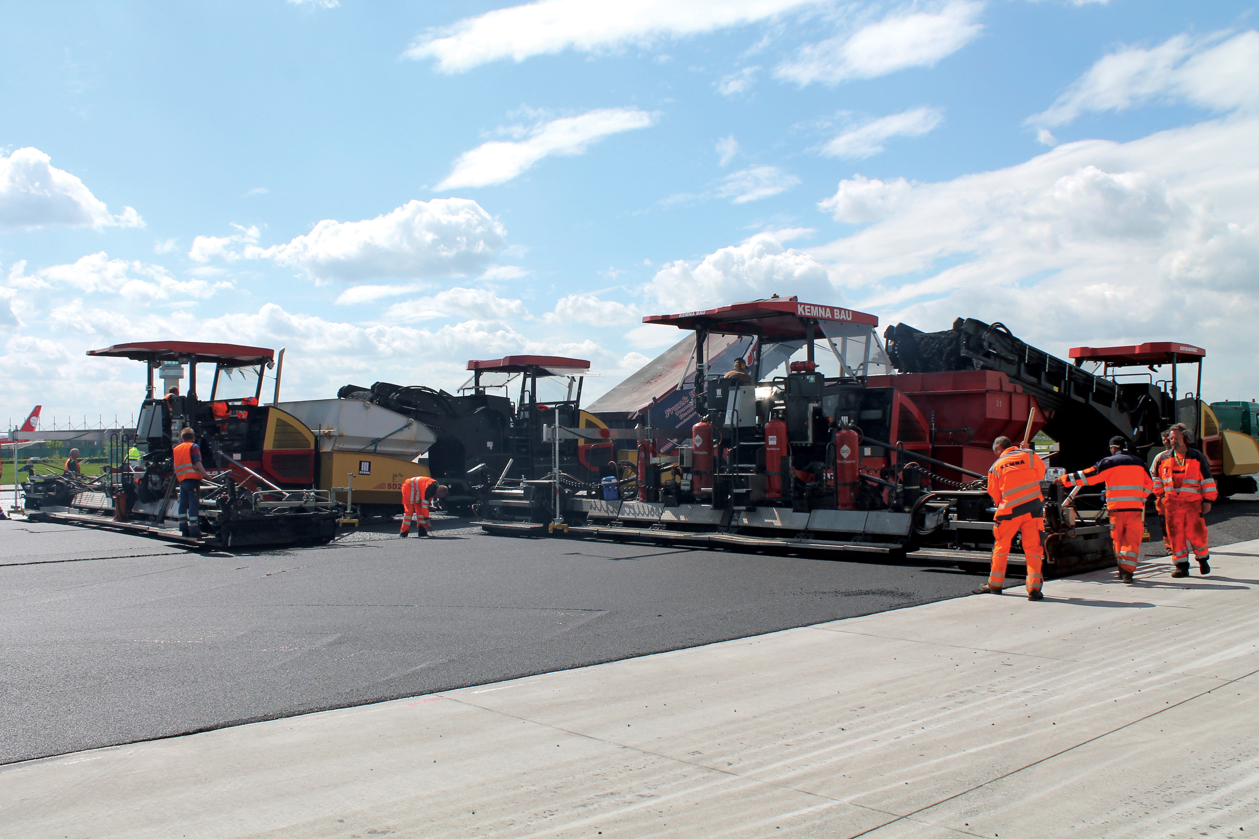 The contractor had to pave 36,000m2 within a short time frame using the Dynapac pavers and materials feeders Dynapac pavers
