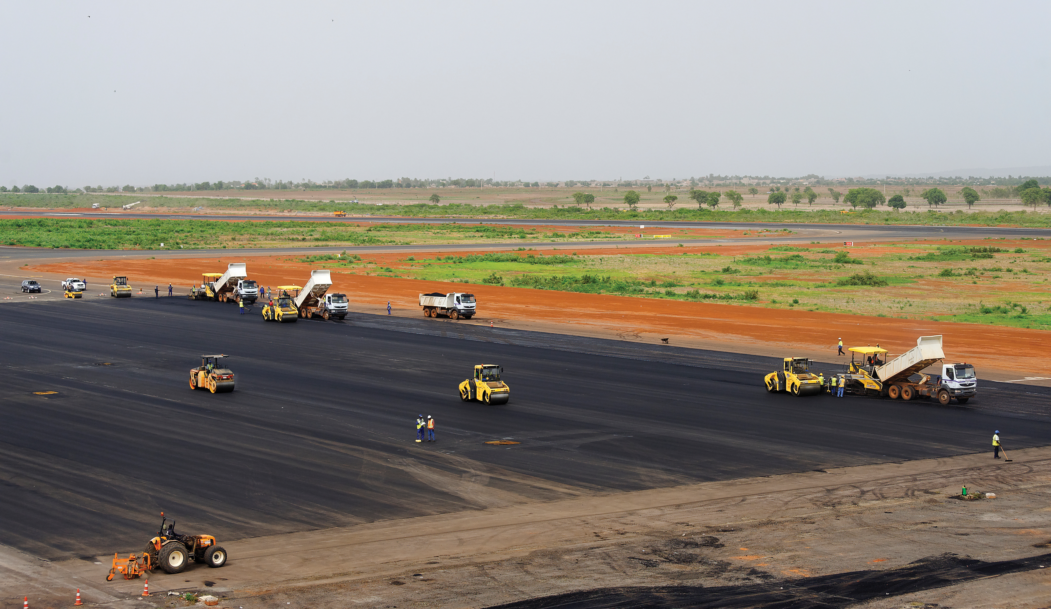 The MCA-Mali consortium comprising RAZEL-BEC and Vinci carried out the airport upgrade using an array of asphalt production and road machines from the Fayat Group machines from the Fayat Group