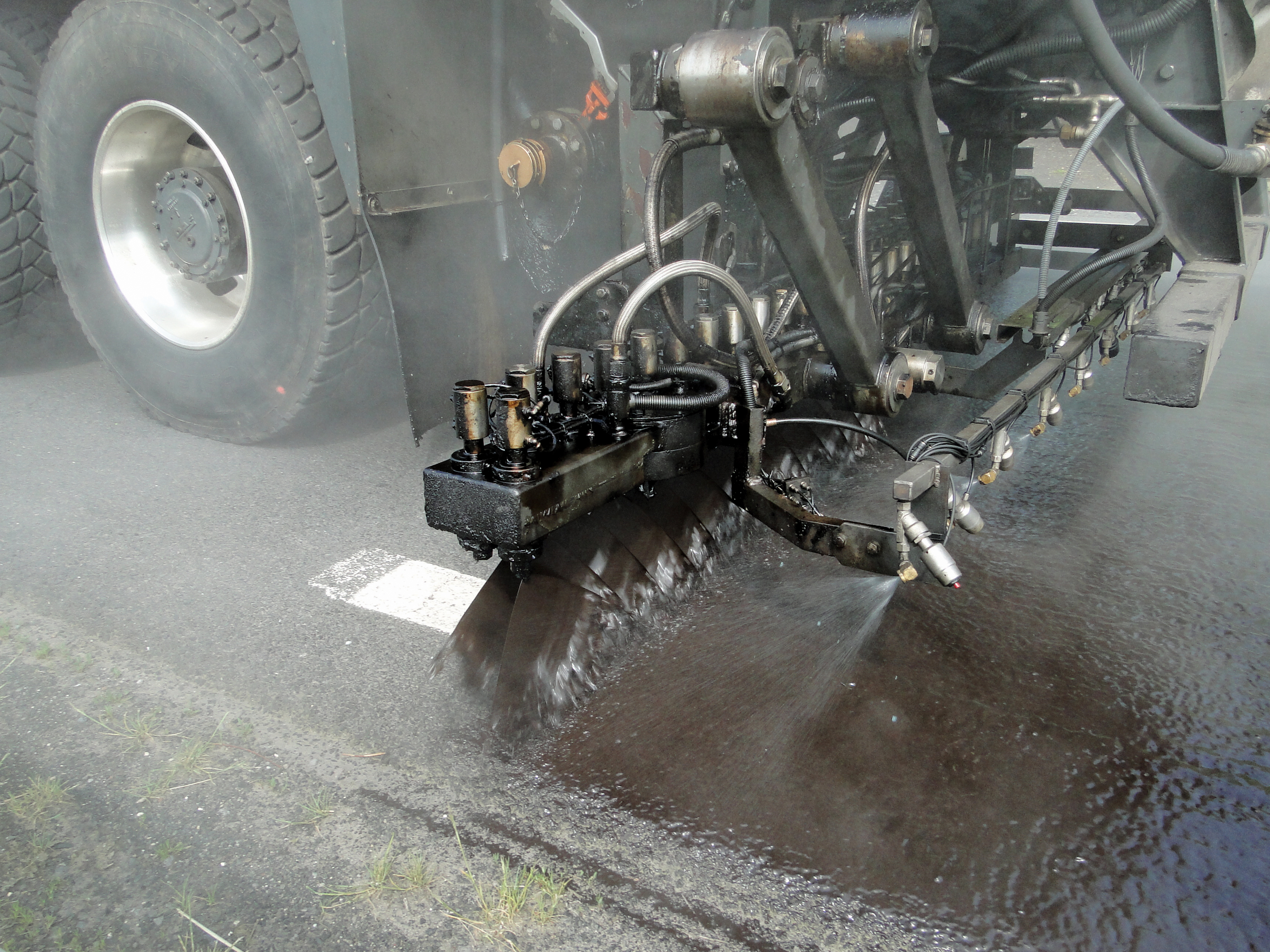 Colas’ new range of High Traffic chip seals works with the firm's Emulcol process, with an additional spray bar adding a breaking agent Colas’ new range of High Traffic chip seals
