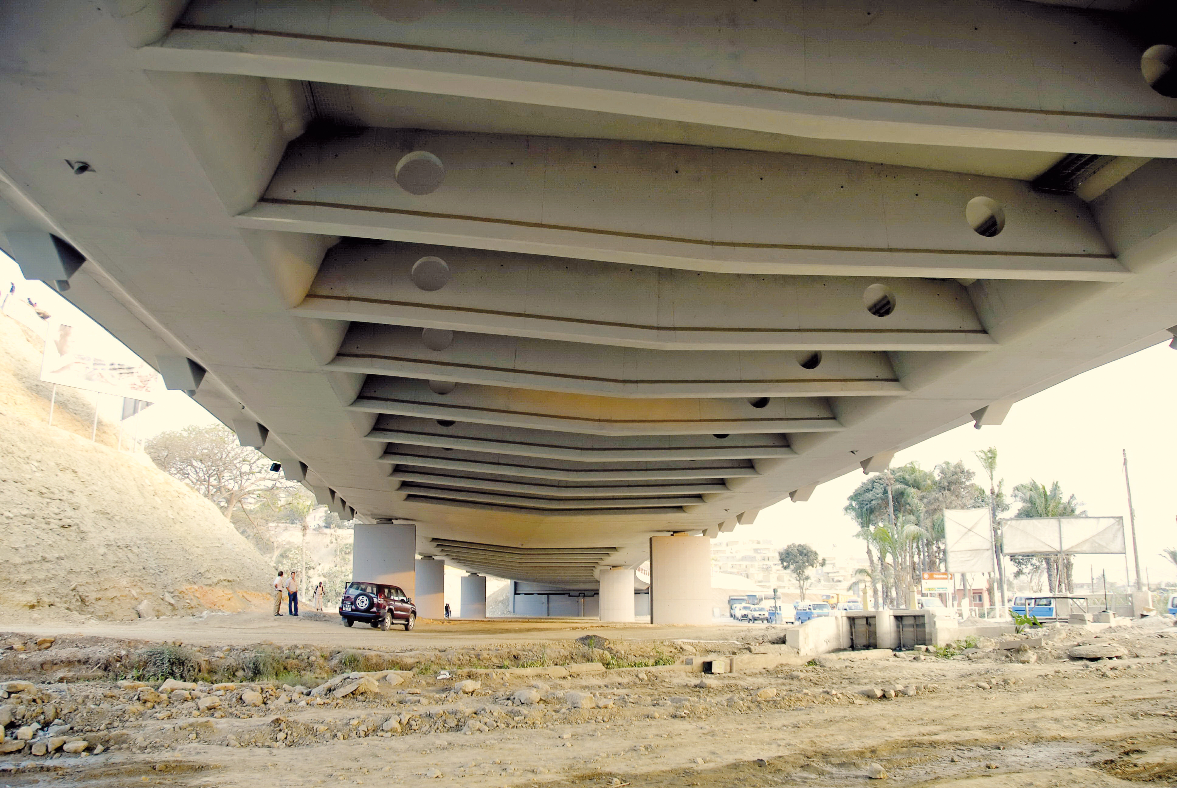 The design of the bridge ensures the structure will be able to cope with seasonal flooding, as well as allowing local traffic to pass along the river banks and underneath the deck The design of the Catumbela River Bridge