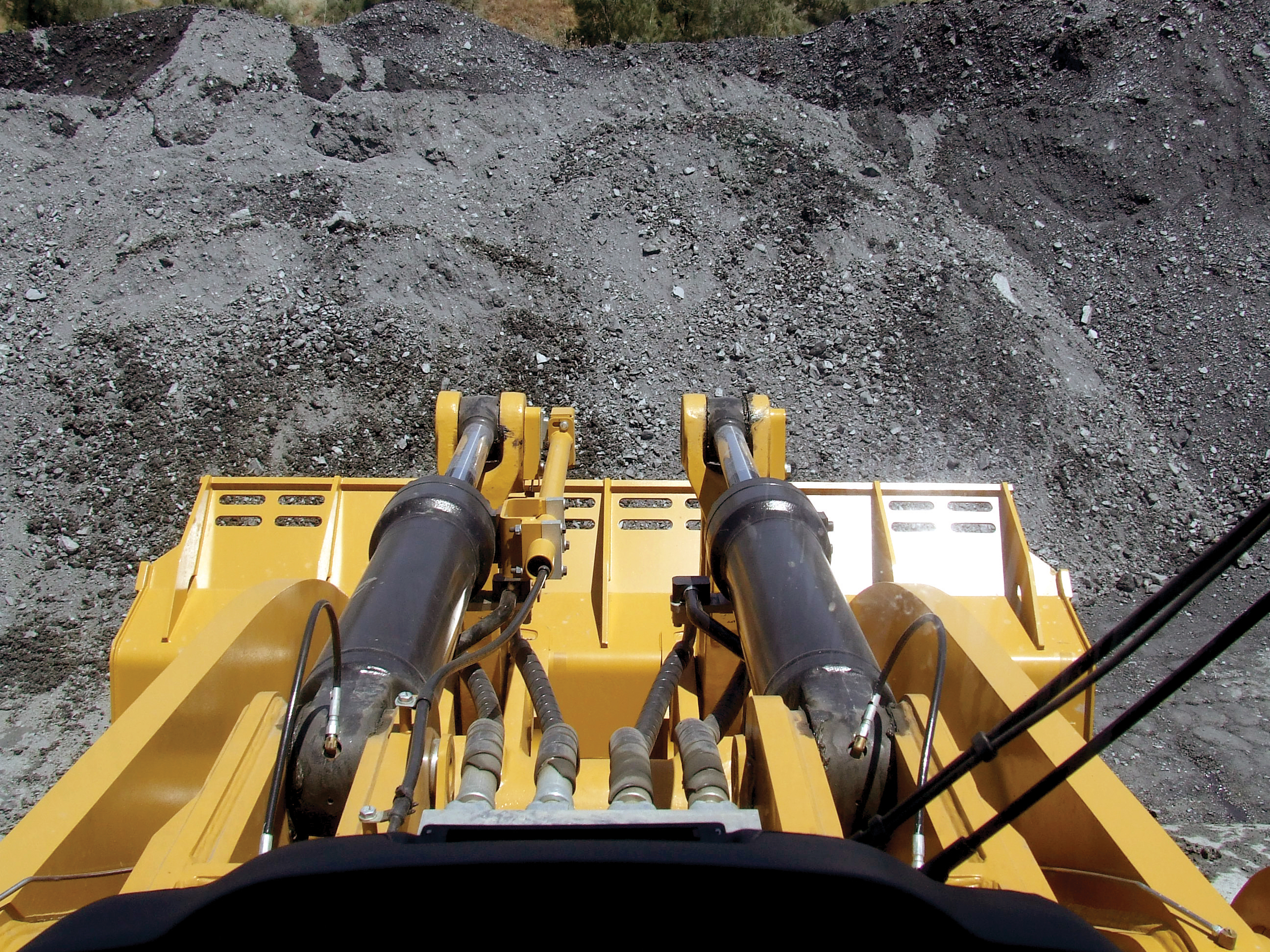 The twin boom configuration of the 0986H loader offers a good forward view while its straightforward controls make it easy to operate Caterpillar twin boom configuration of the 0986H loader