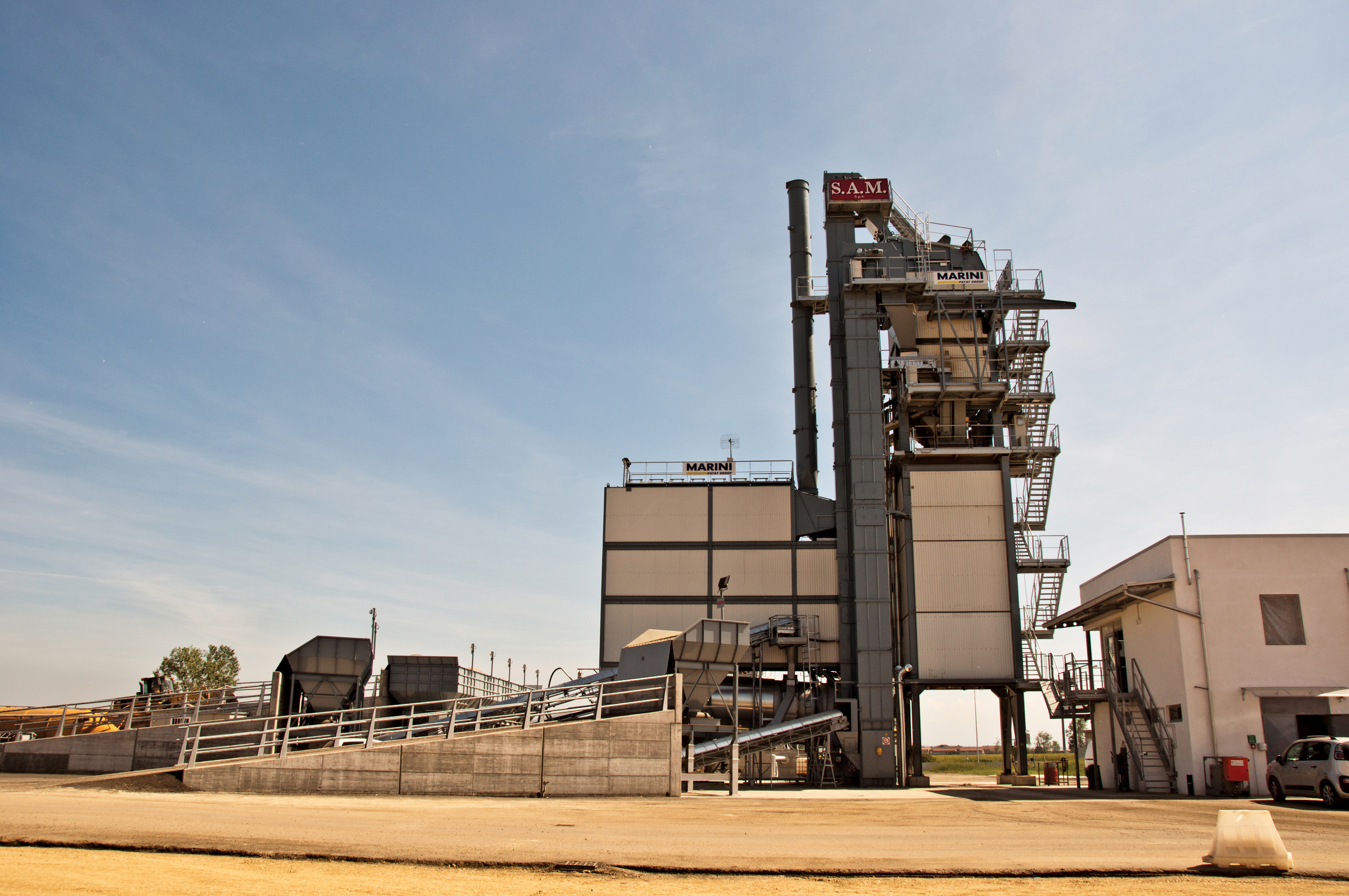 Marini Top Tower 3000 – batch plant in Italy fitted with a recycling ring and RAP injection in the mixer
Marini Top Tower 3000