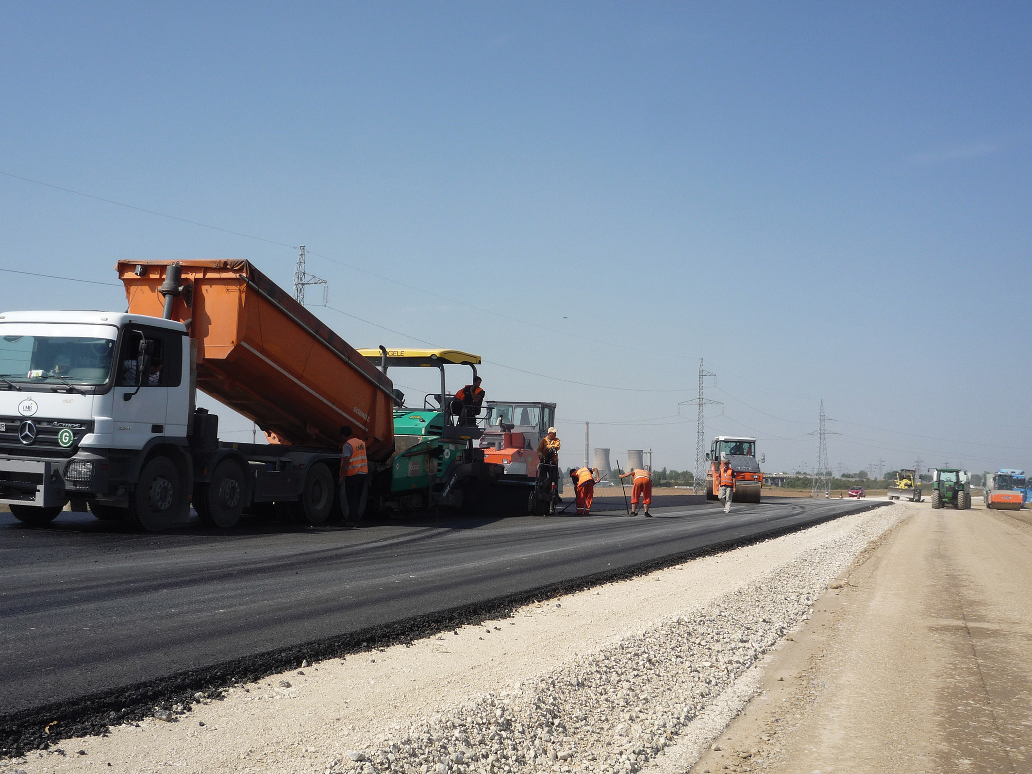 Vögele pavers and Hamm compactors made up part of the large Wirtgen machine fleet used to construct a section of Romania’s A3 Autostrade Vögele pavers and Hamm compactors