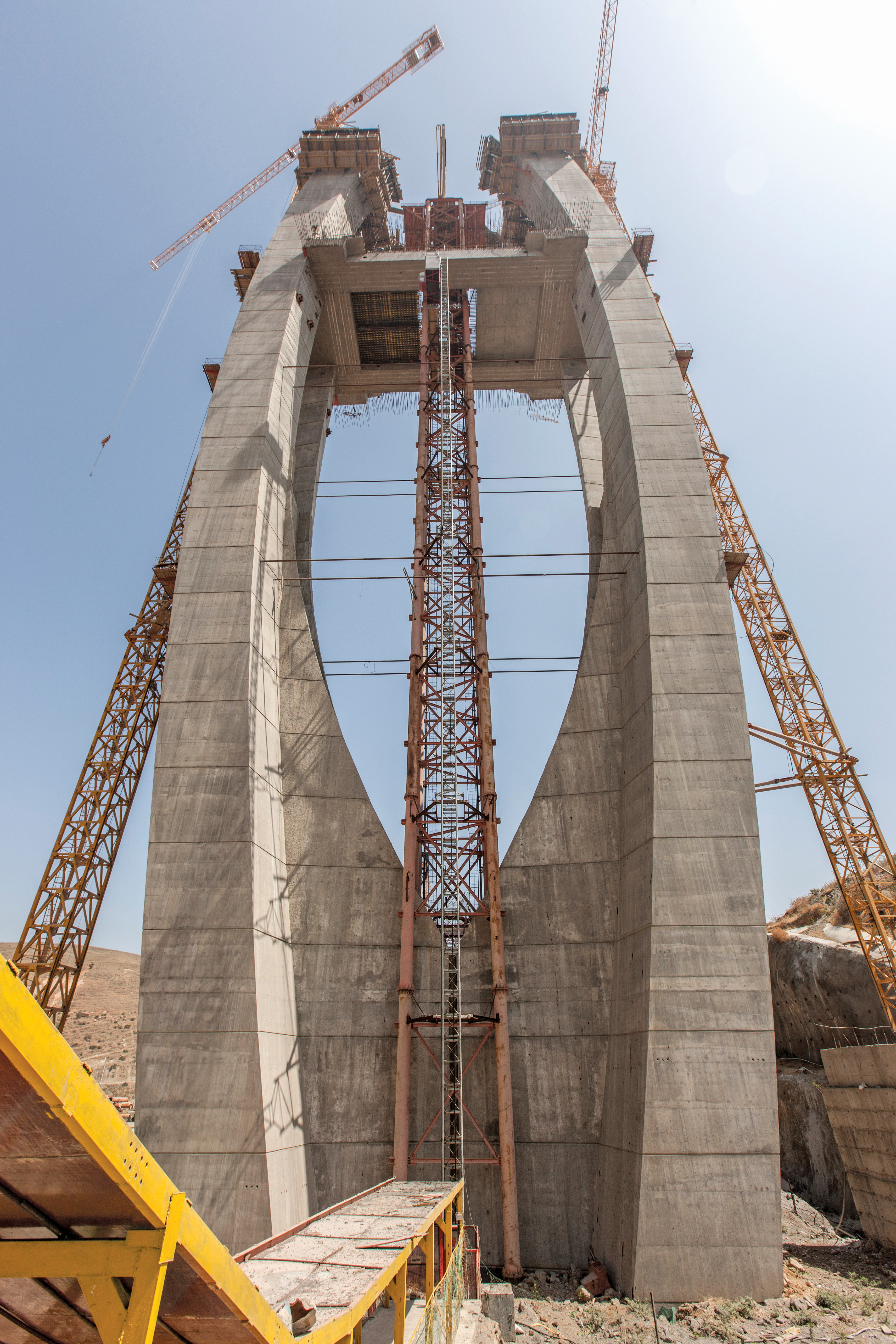 The Doka technicians planned an individual solution for the Bouregreg Bridge, based on Automatic climbing formwork SKE100, for each casting section Doka Bouregreg Bridge formwork SKE100