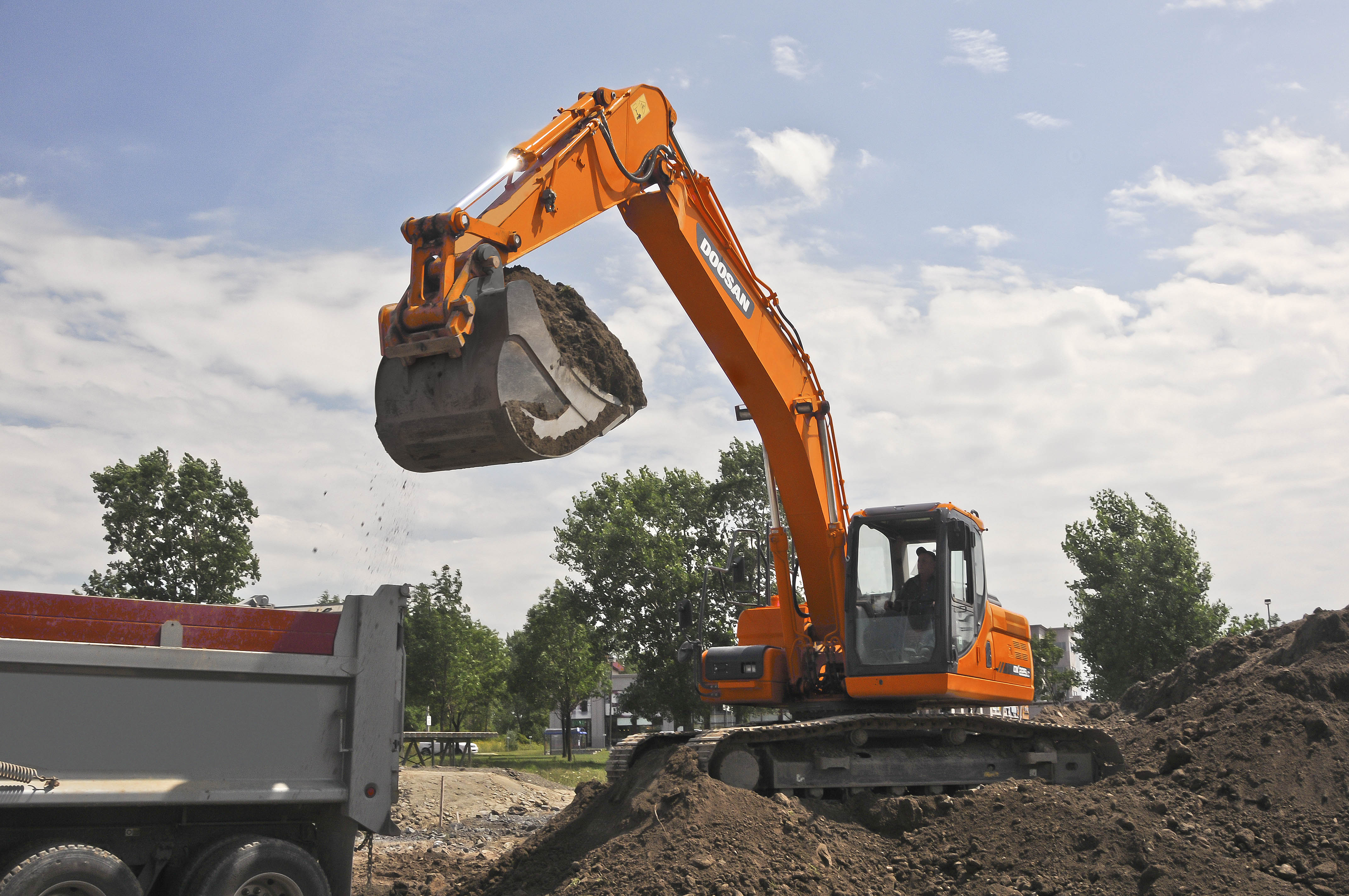 Doosan’s new excavator offers extra power for less emissions Doosan DX225 excavator