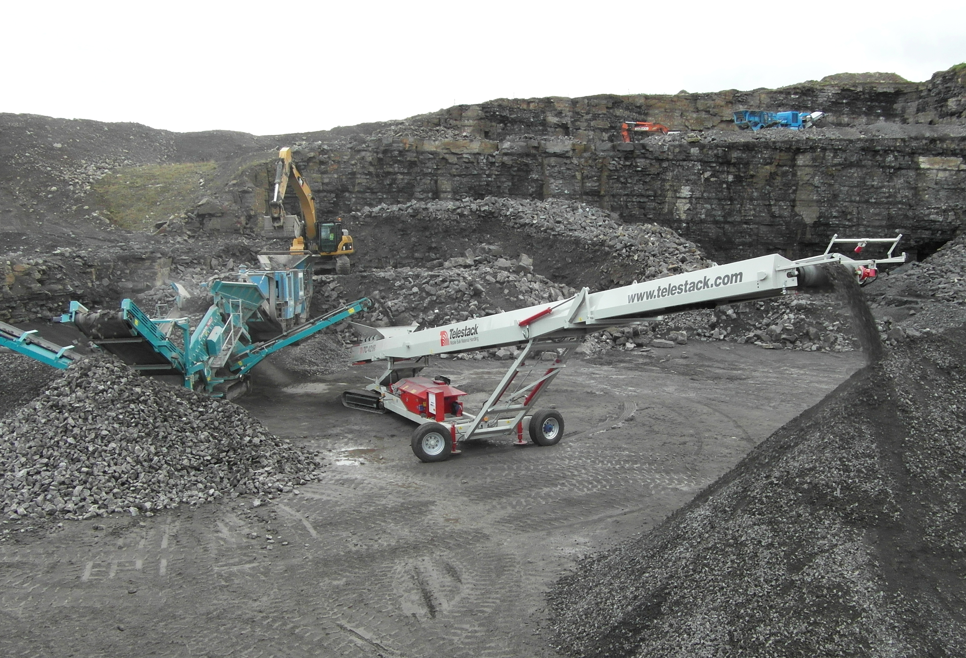 Telestack’s TC424R tracked radial conveyor automatically stockpiling Telestack’s TC424R conveyor