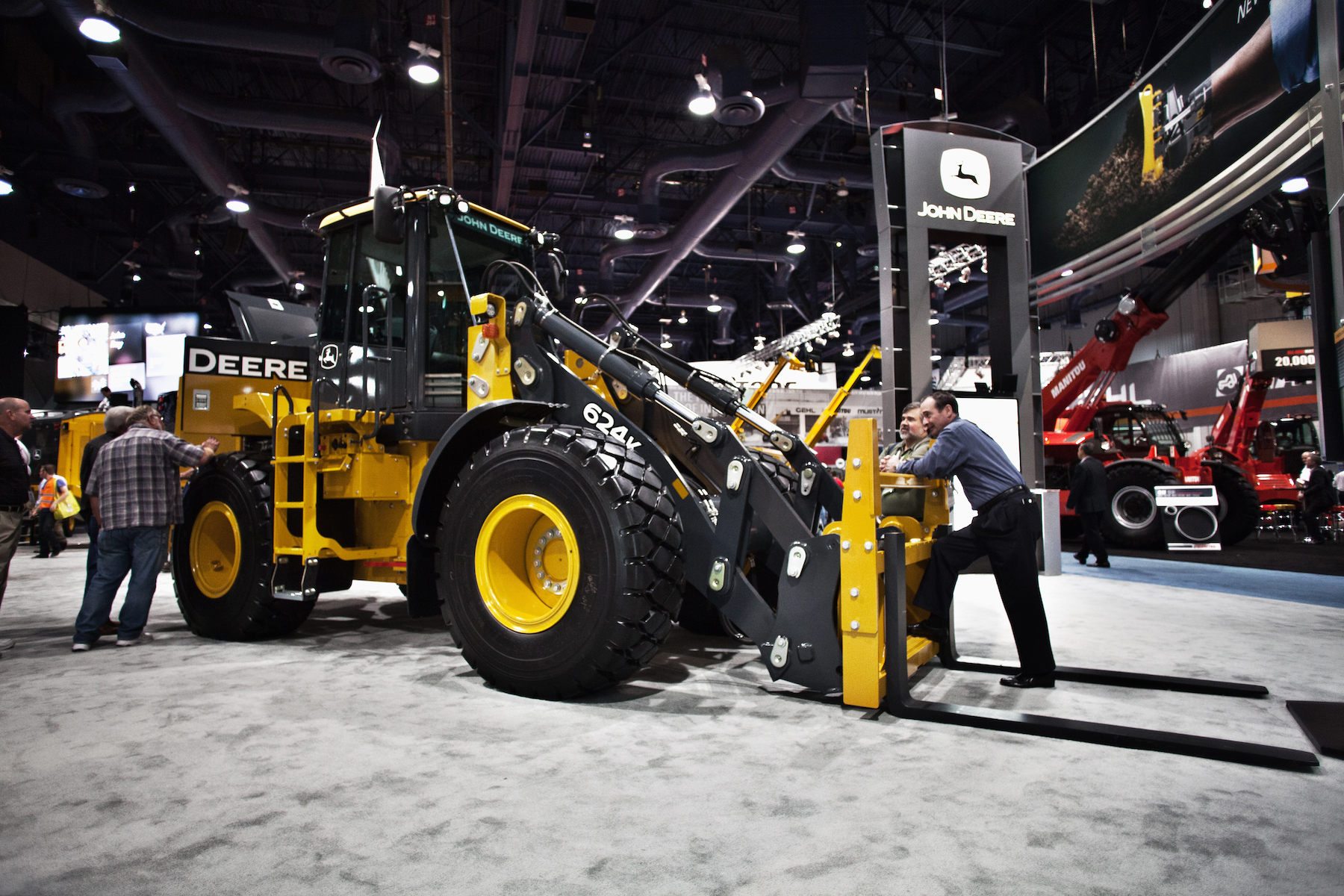 John Deere adopts Tier 4 for loader range John Deere 624K Wheel Loader