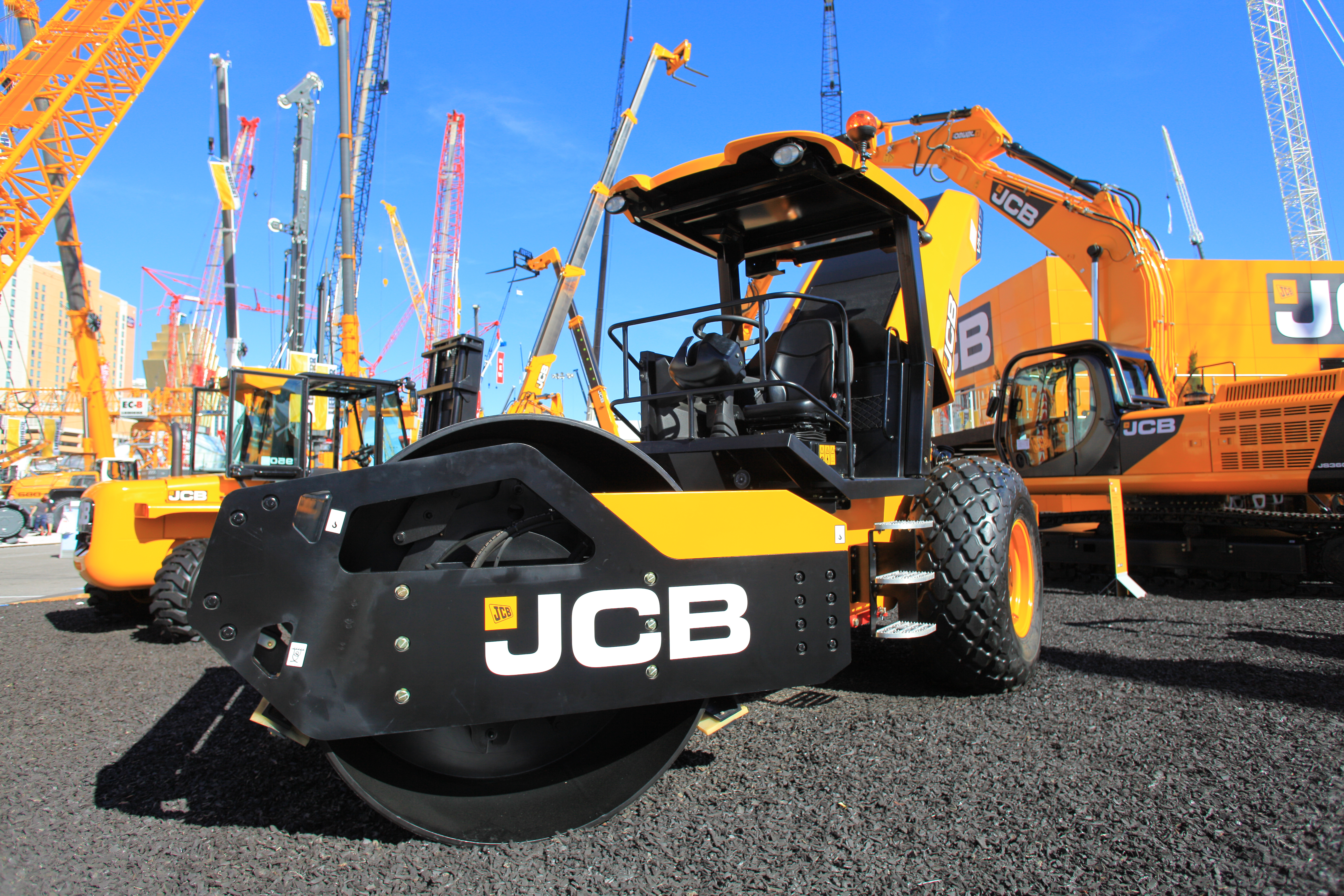 JCB has unveiled its VM117D soil compactor to the North American market during Conexpo 2014 JCB VM117D soil compactor