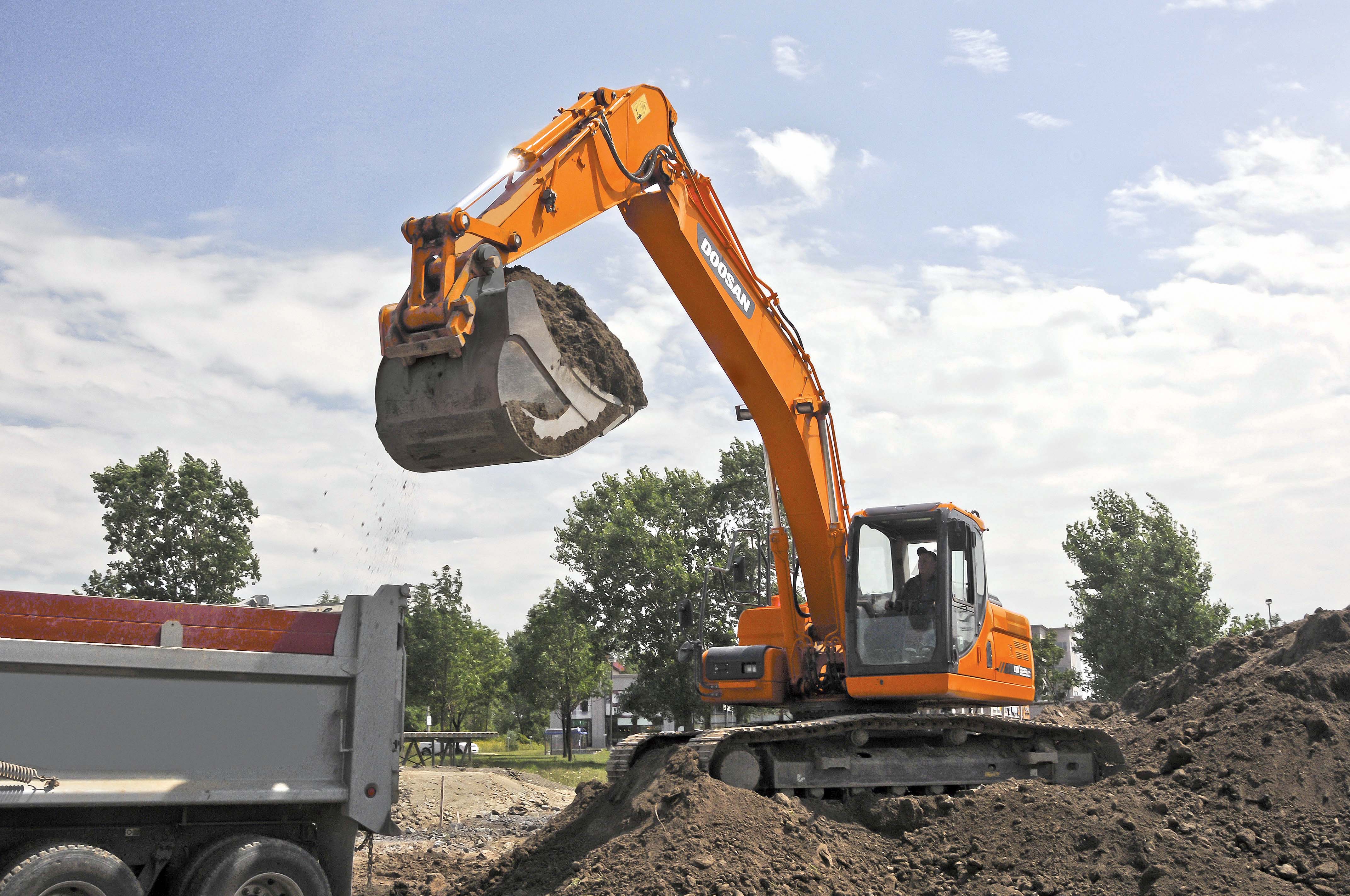 Doosan hopes to develop its share of the competitive market for 22tone excavators with its latest model Doosan 22tone excavator