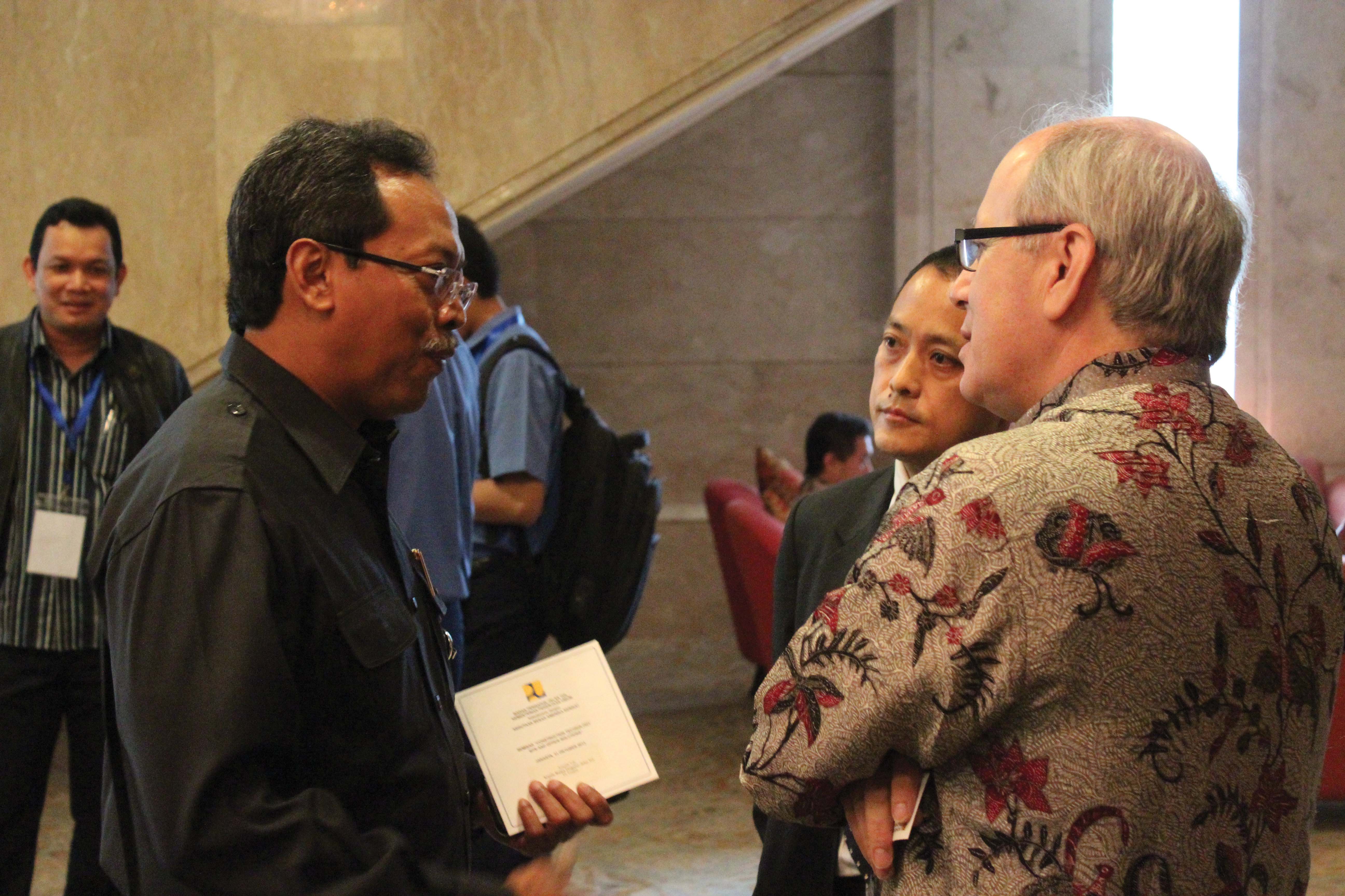 Between the speakers were opportunities for contractors, officials and panelists to discuss issues on a one to one basis Trimble speakers in indonesia