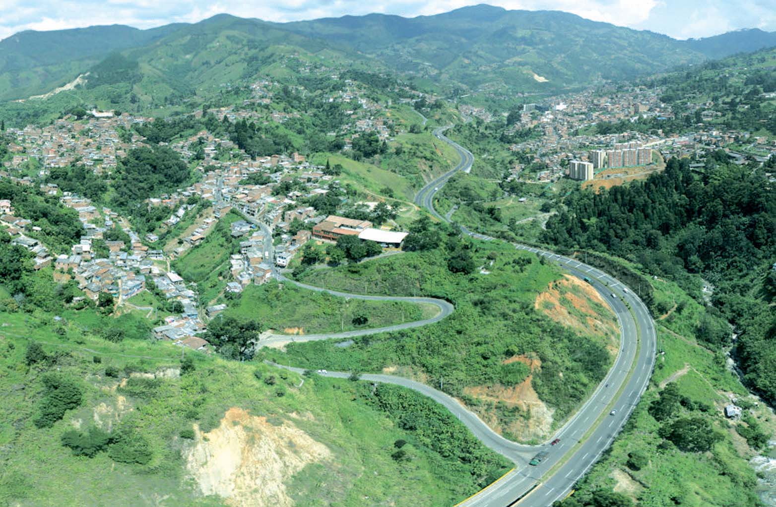 Aerial view of the Guillermo Gaviria Correa road. Image: Túnel Fernando Gómez Martínez Aerial view of the Guillermo Gaviria Correa road
