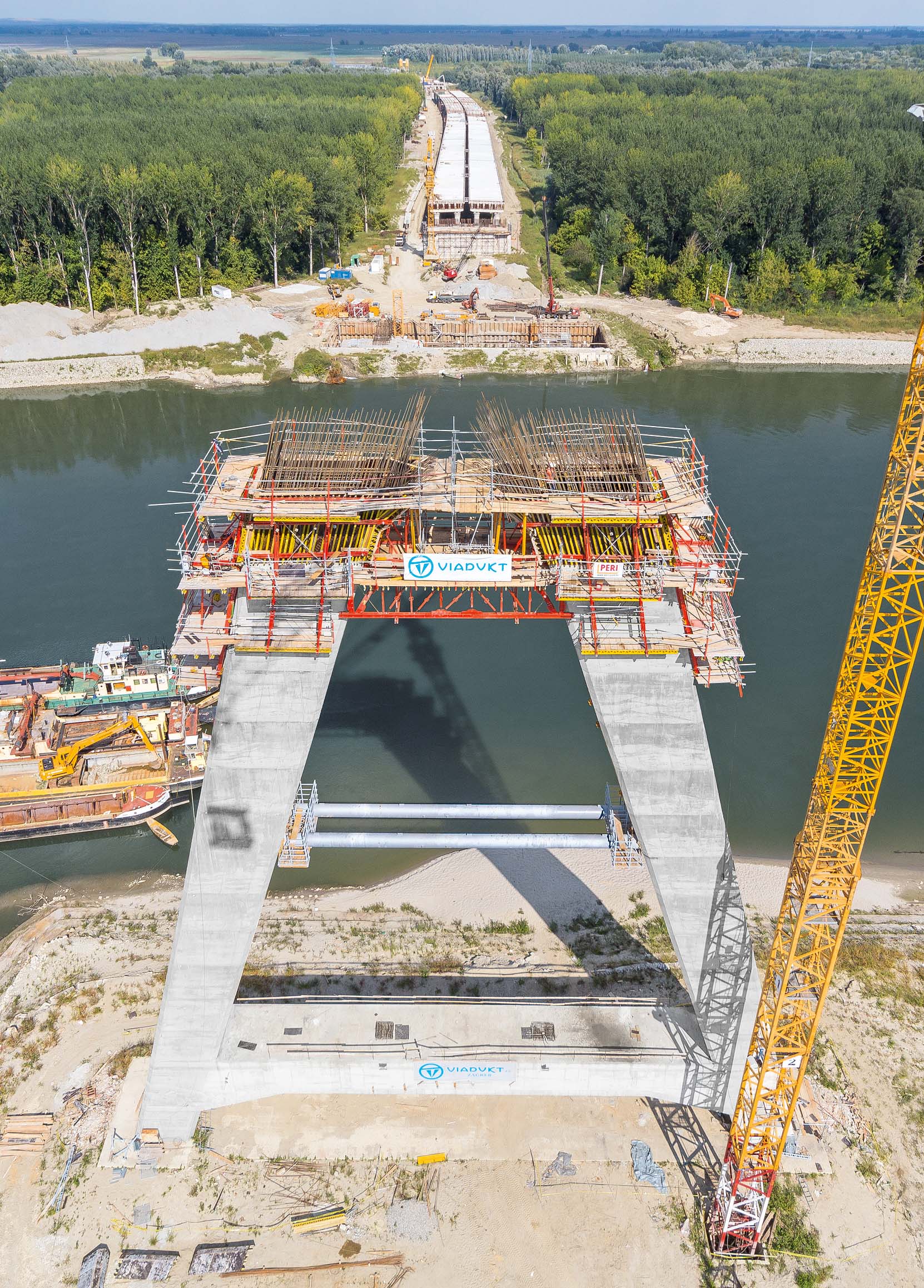 Two 75m high, A-shaped pylons carry the three main bridge segments with a total length of 420m. Efficient construction is said to have been ensured by PERI engineers by combining the CB and RCS climbing systems to create a bespoke formwork solution PERI bespoke formwork solution