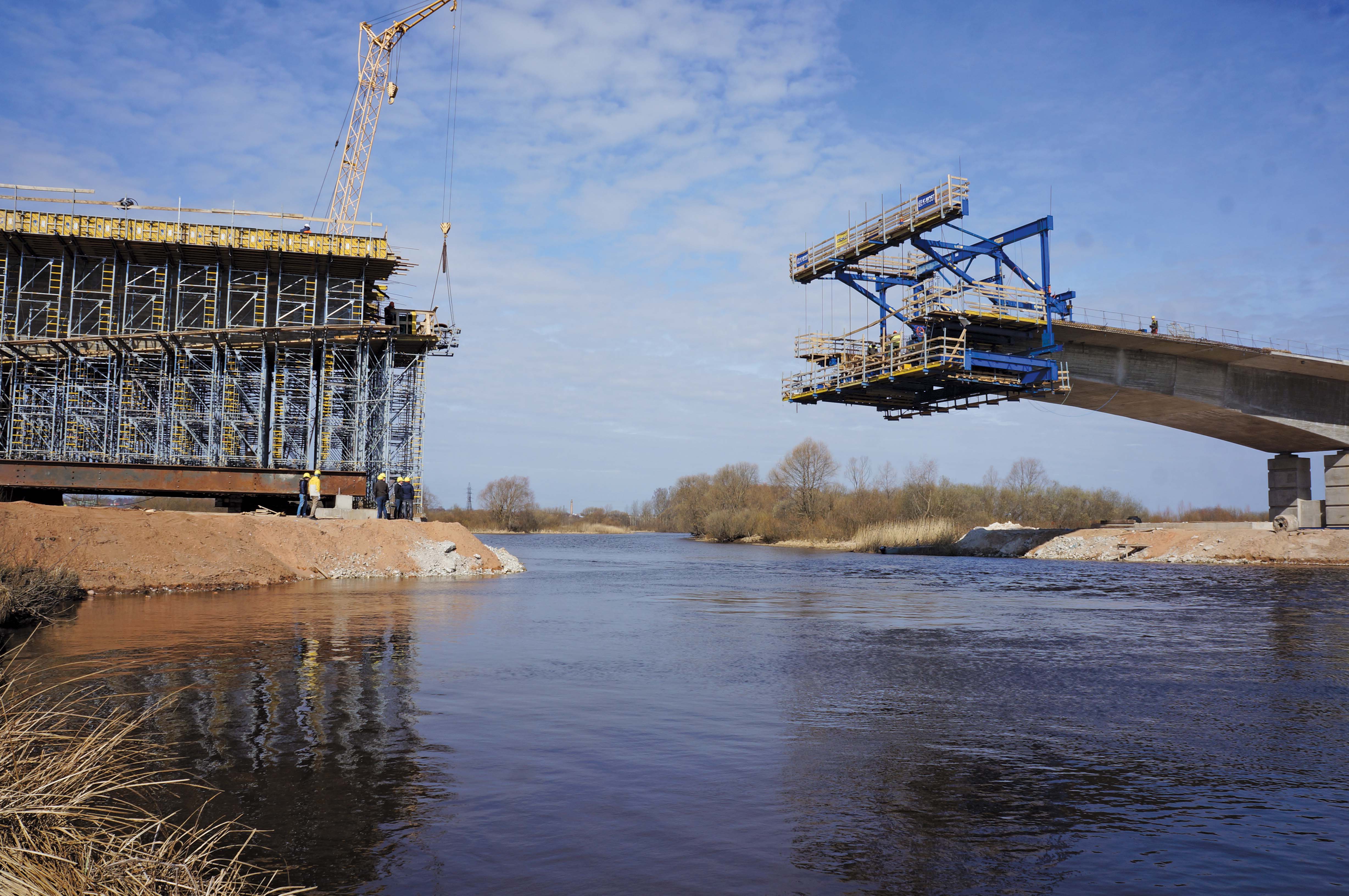 The Tartu Bridge over the Emajõgi is being constructed with load-bearing towers Staxo 100 and a cantilever forming traveller Tartu Bridge over the Emajõgi