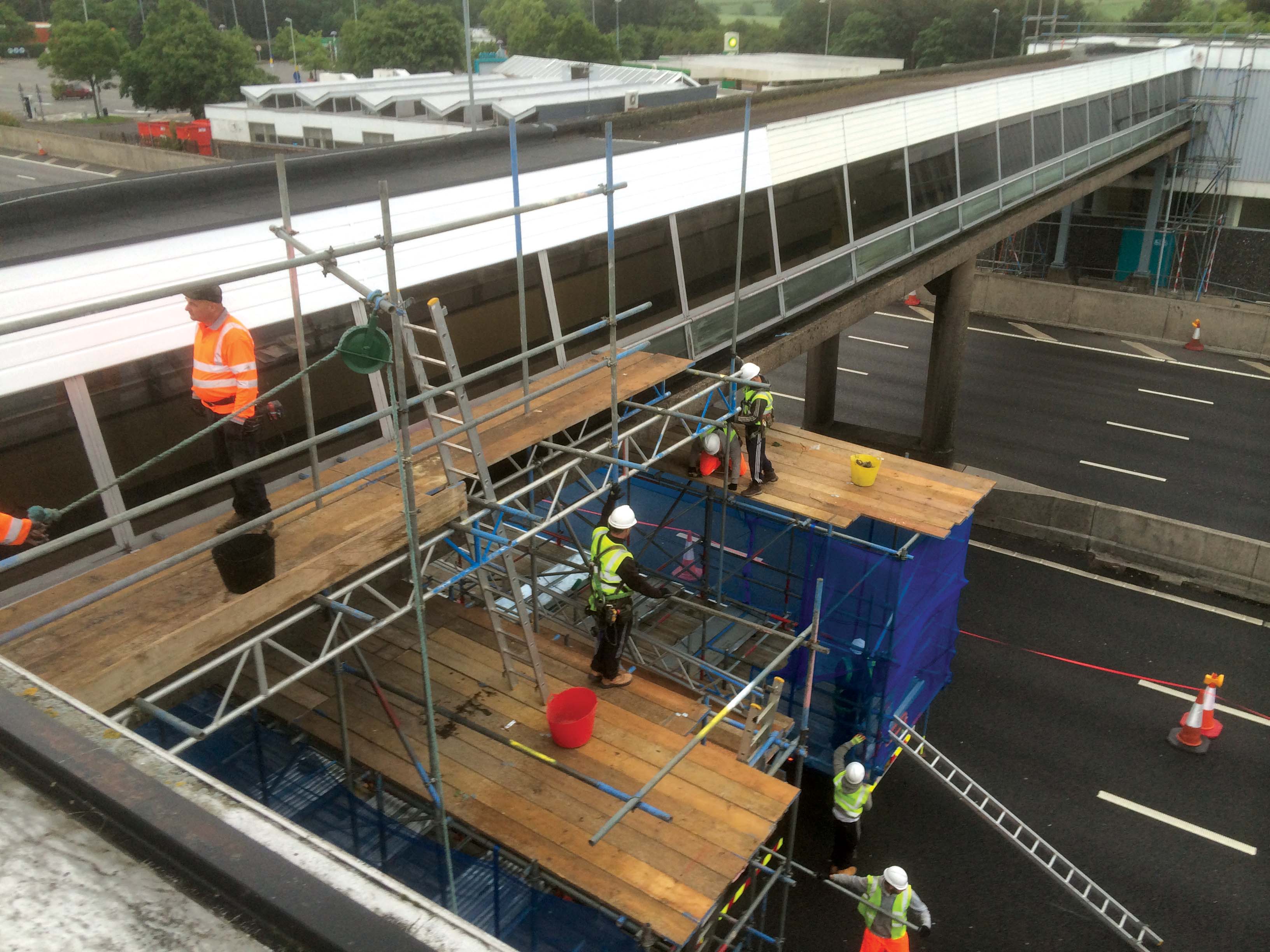 Special repairs have been carried out on a footbridge over the UK’s busy M1 motorway JR Flat Roofing Highway repair