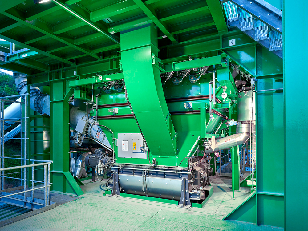 The plant now has a 320tonne/hour capacity and benefits from a new 4tonne mixer with a chute for feeding both hot and cold recycled material as well as aggregates for special mixes