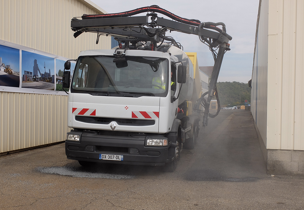Secmair’s Greenswift offers effective pothole repairs, with the operator working from the safety of a truck cab (image © courtesy of Mike Woof)