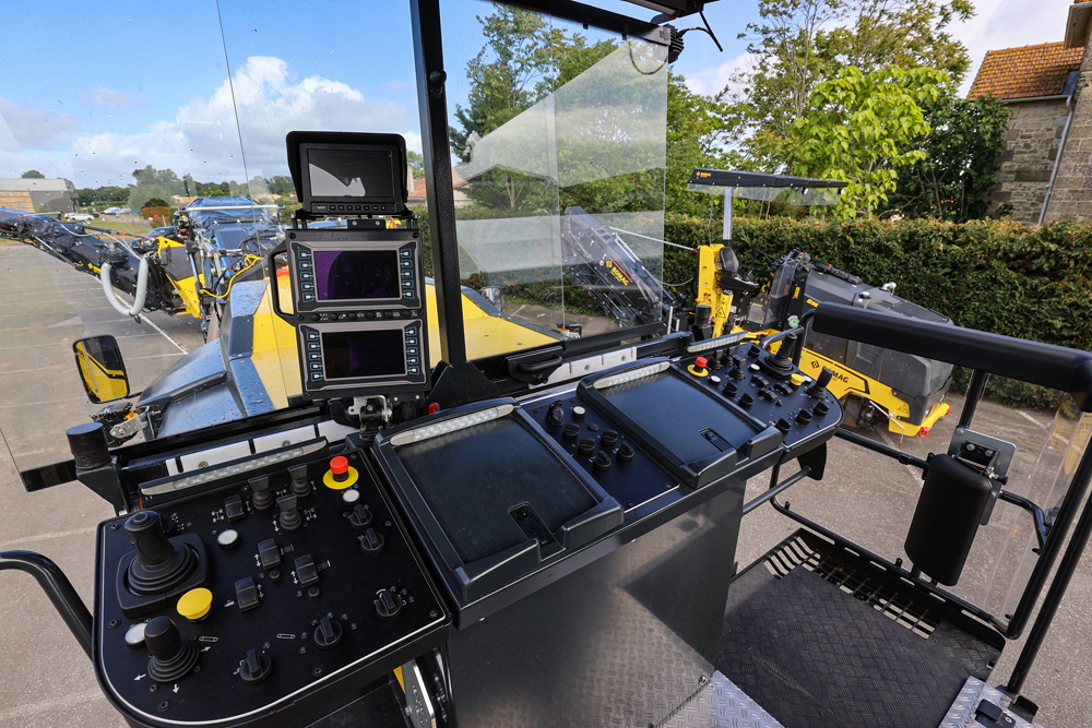 The operator has a clear view of all relevant information via the two 7-inch fullcolour displays. (Photo: Bomag)