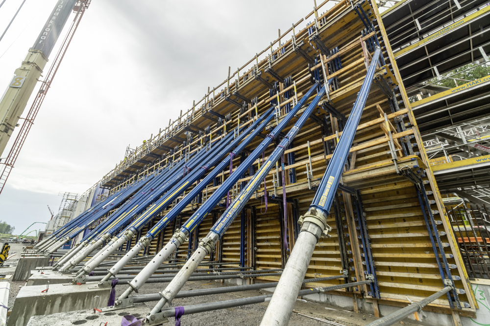 Formwork travellers were used to concrete the walls and ceiling simultaneously