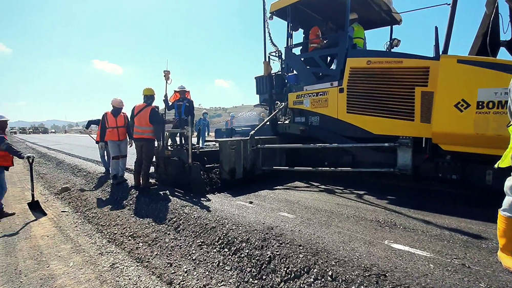 The contractor opted for Bomag machines for the paving and compaction of the asphalt for the entire track, including verges, run-off zones and service roads (image courtesy Bomag)