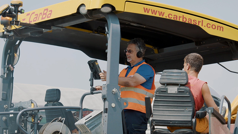  Controls in the machine cabs allowed the crew to follow the design with precisionControls in the machine cabs allowed the crew to follow the design with precision