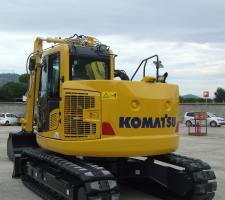Reduced tailswing excavator
