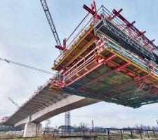 PERI cantilevered construction carriage 